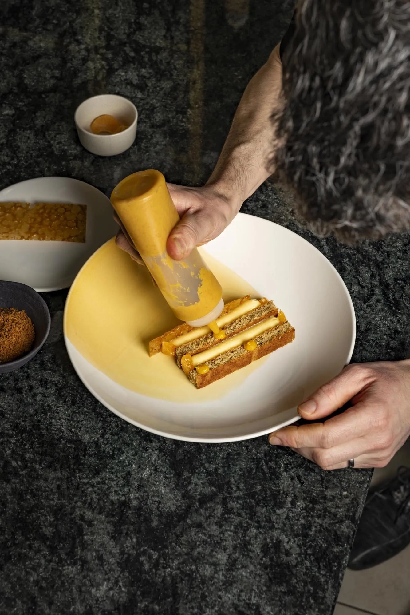 Porzellan-Untertasse von Revol, 16 cm Durchmesser, 2,2 cm hoch, in Safran und Weiß, perfekt für elegante Teegenüsse.