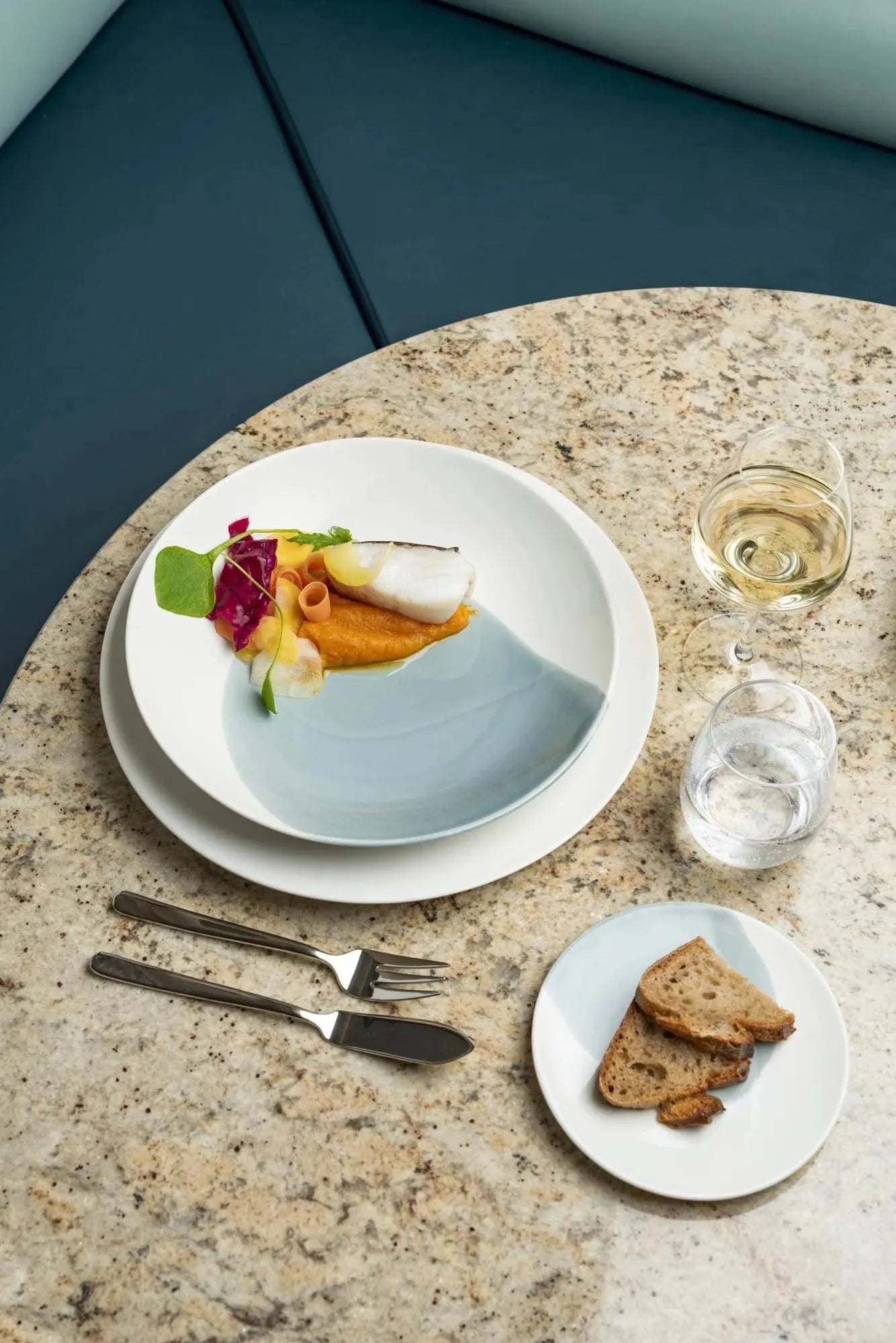 Stilvolle Porzellan-Espresso-Untertasse, 13 cm Durchmesser, 1,3 cm hoch, in Fjord-Alpin-Weiß, von Revol, perfekt für Kaffeegenuss.