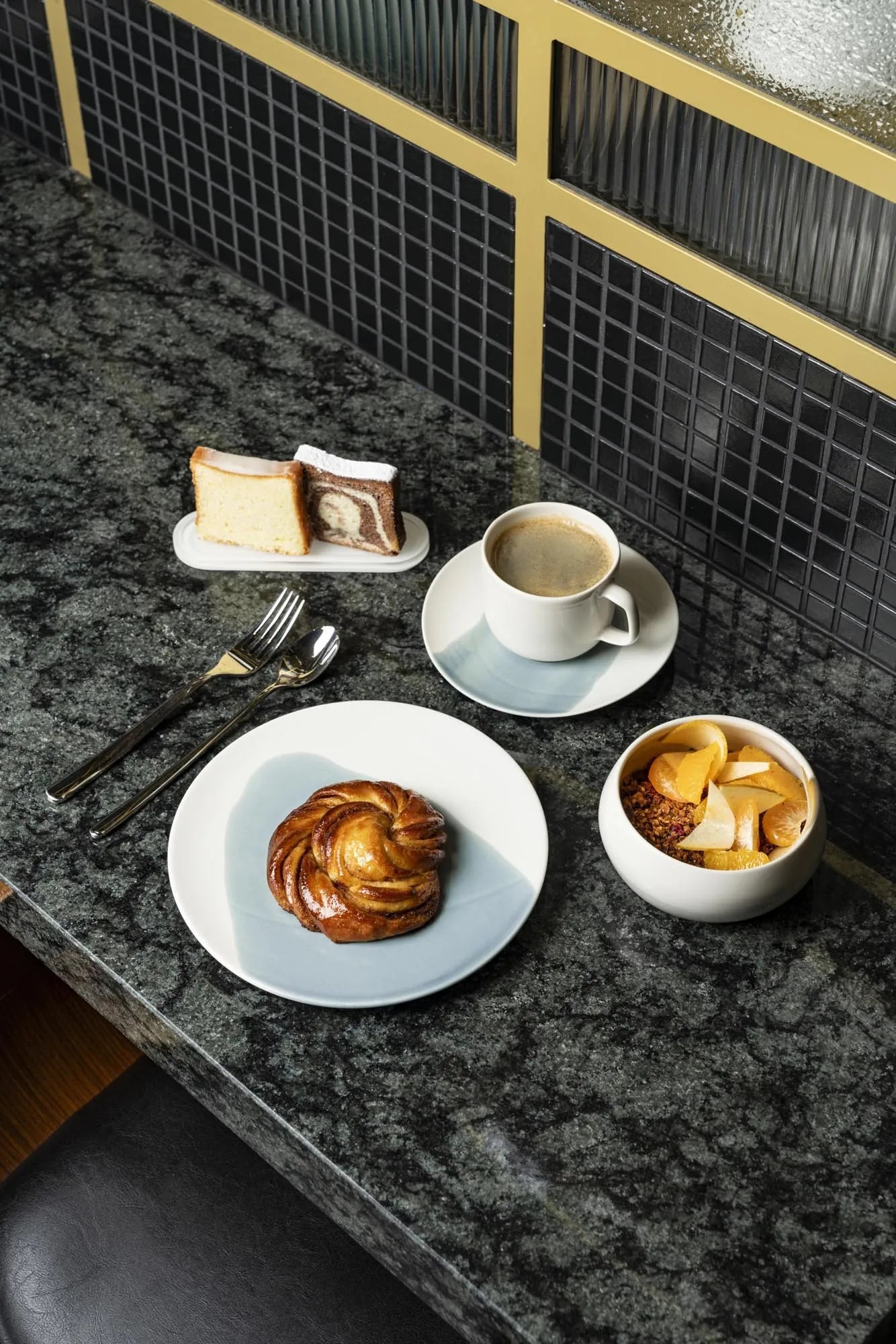 Elegante Confluence Espresso-Untertasse von Revol, 13 cm Durchmesser, 1,3 cm hoch, in Safran und Weiß.