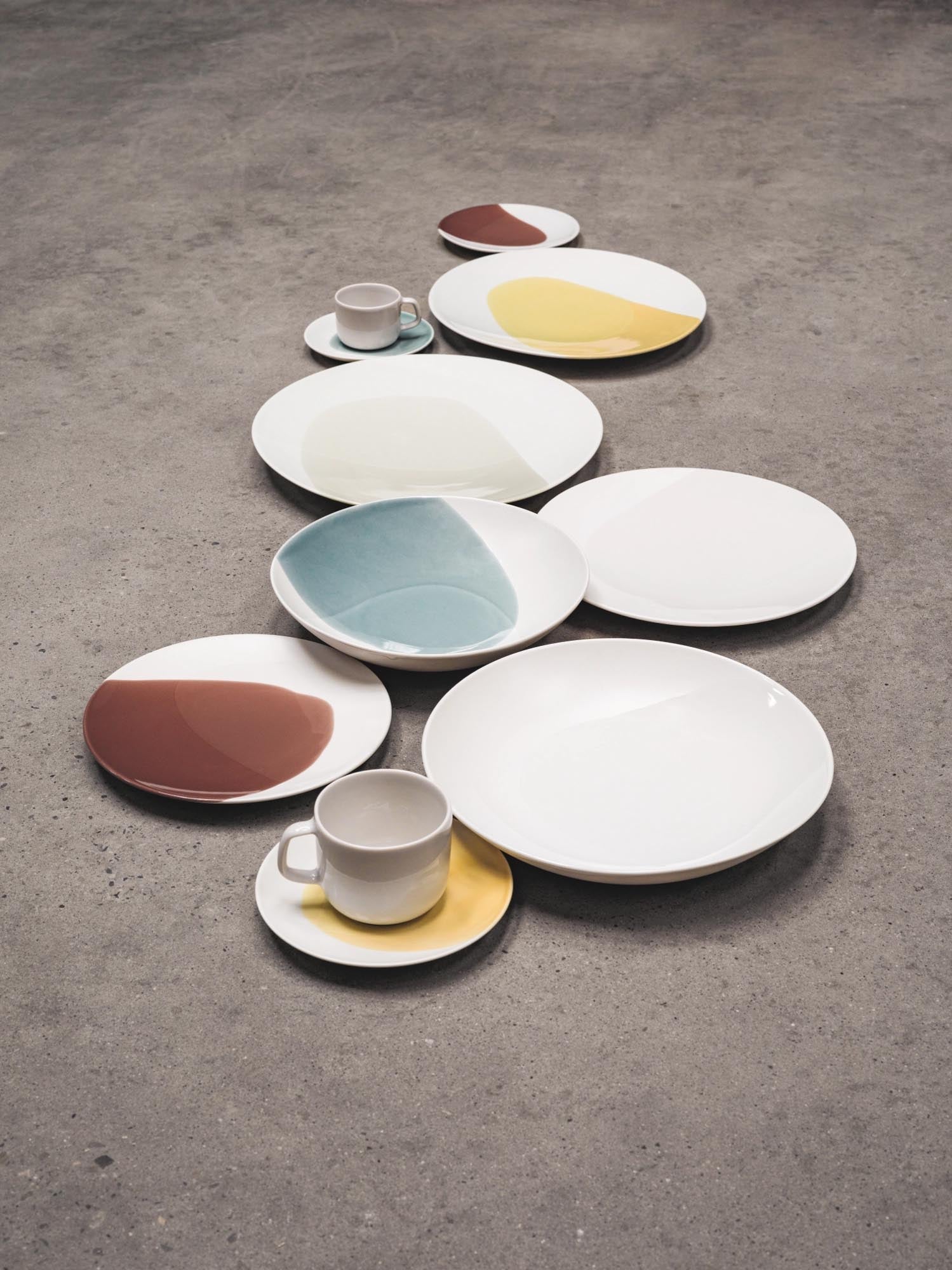 Elegante Confluence Espresso-Untertasse von Revol, 13 cm Durchmesser, 1,3 cm hoch, in Safran und Weiß, perfekt für Kaffeeliebhaber.
