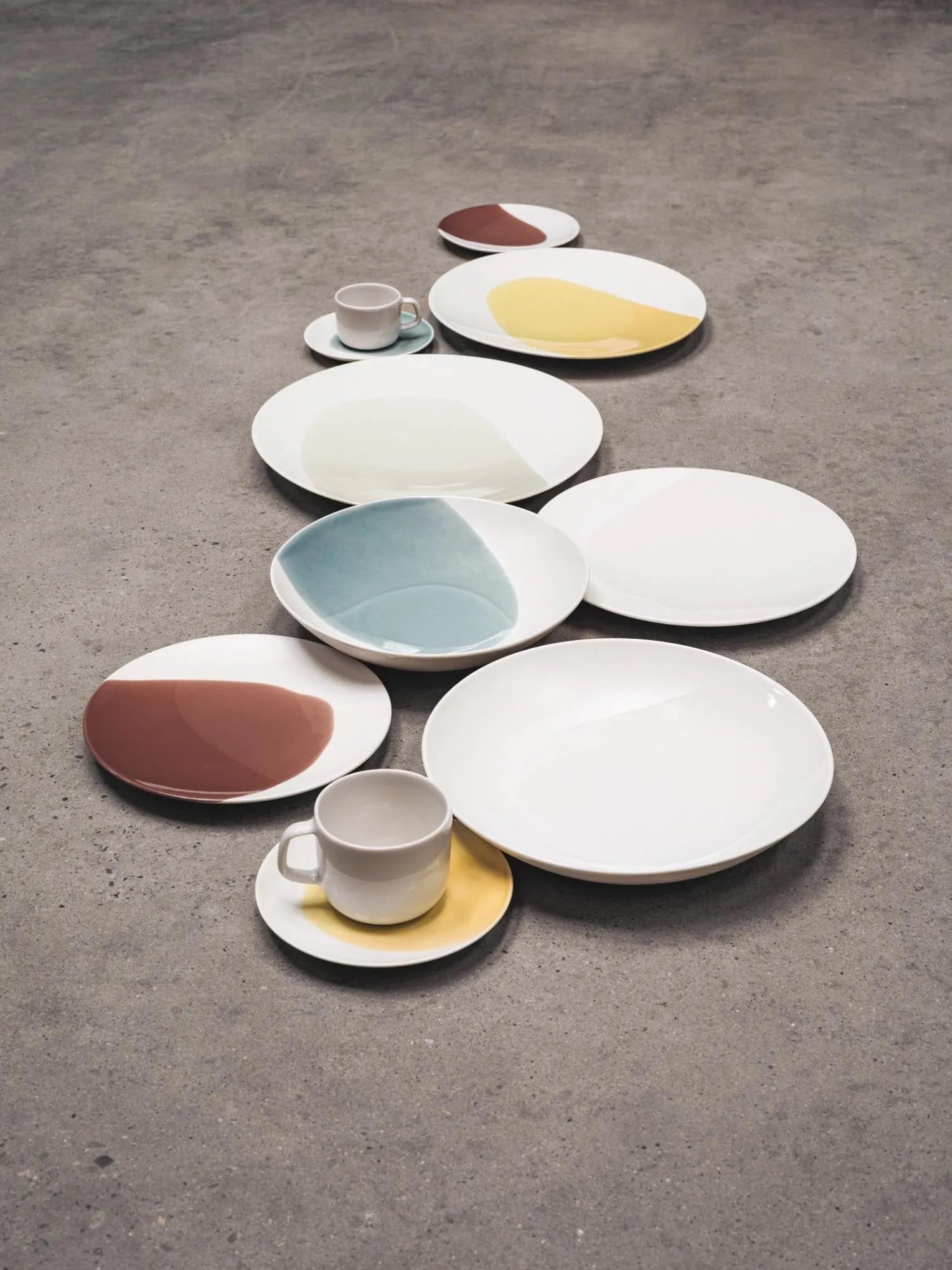 Elegante Confluence Espresso-Untertasse von Revol, 13 cm Durchmesser, 1,3 cm hoch, in Safran und Weiß, perfekt für Kaffeeliebhaber.
