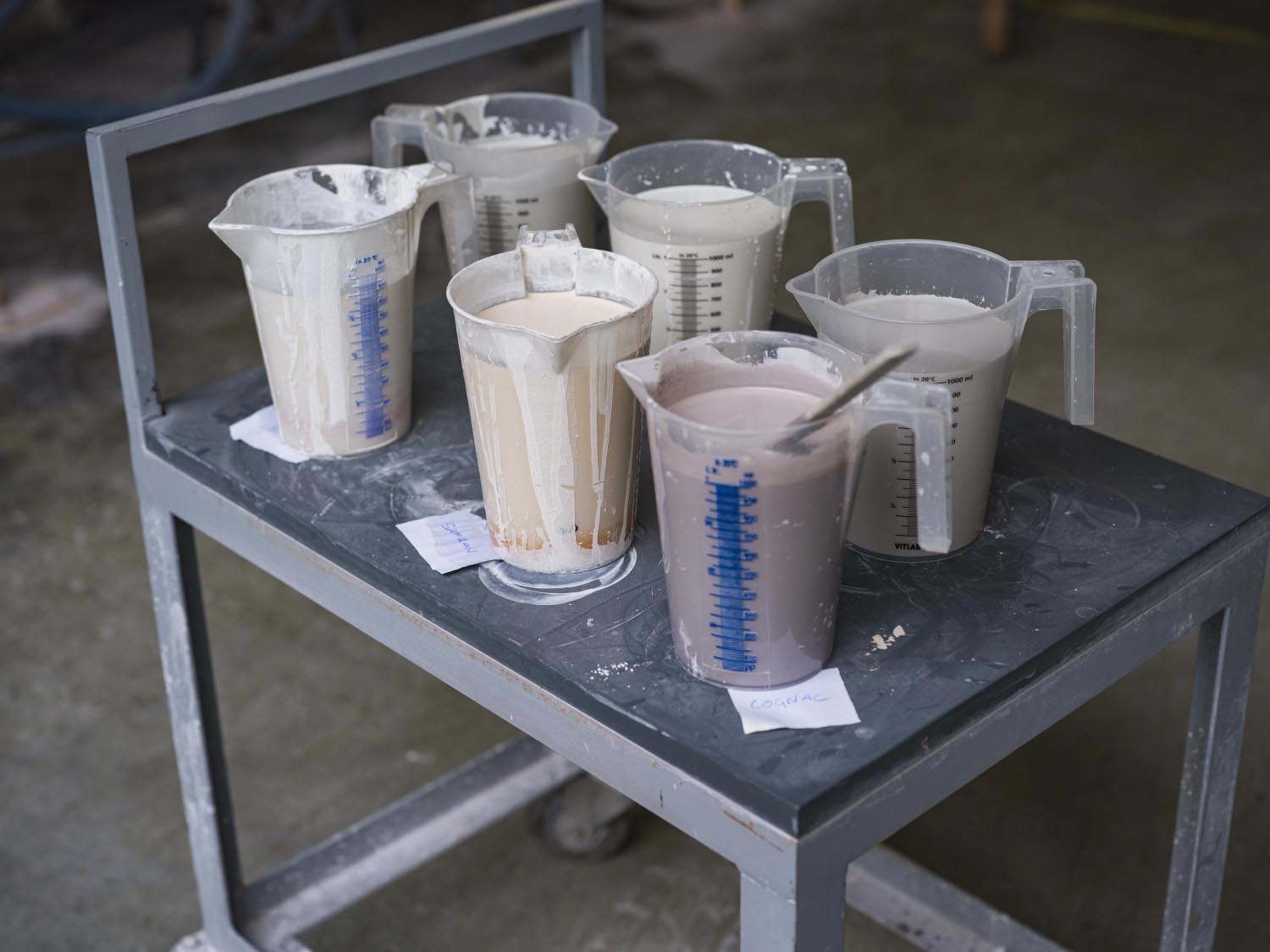 Elegante Espressotasse mit Untertasse, 8cl, in feinem Leinen-Alabaster-Weiß von Revol, ideal für stilvollen Kaffeegenuss.