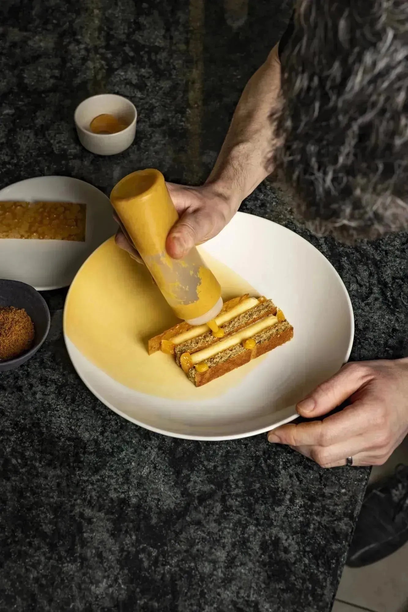 Stilvolle Espressotasse mit Untertasse, 8cl, in Safran-Alabaster-Weiß von Revol, perfekt für edlen Kaffeegenuss.