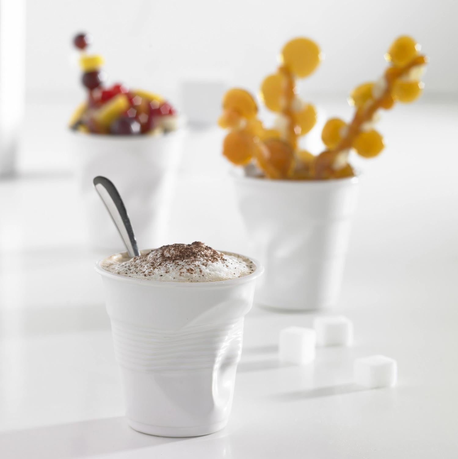 Stilvoller Froisse Knitterbecher (18cl) in erdigen Farben, perfekt für Cappuccino, vereint modernes Design mit organischen Formen.