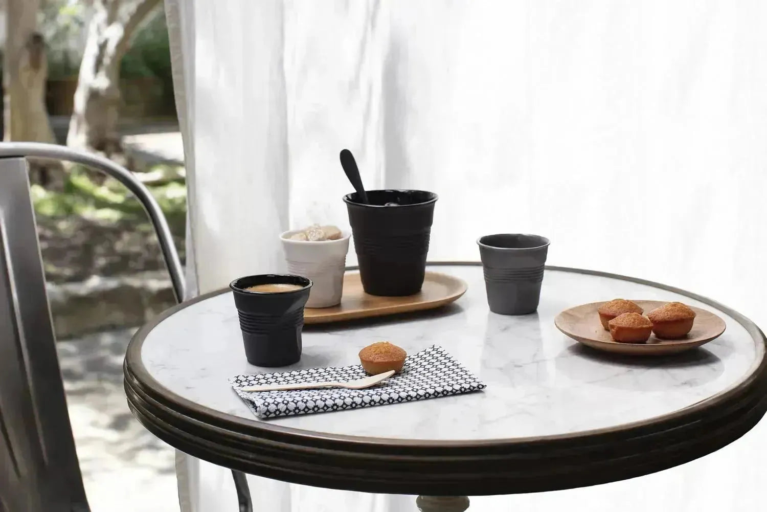 Stilvoller 18cl Porzellanbecher von Revol in verbrannter Erde, perfekt für Cappuccino, mit einzigartigem Knitterlook.