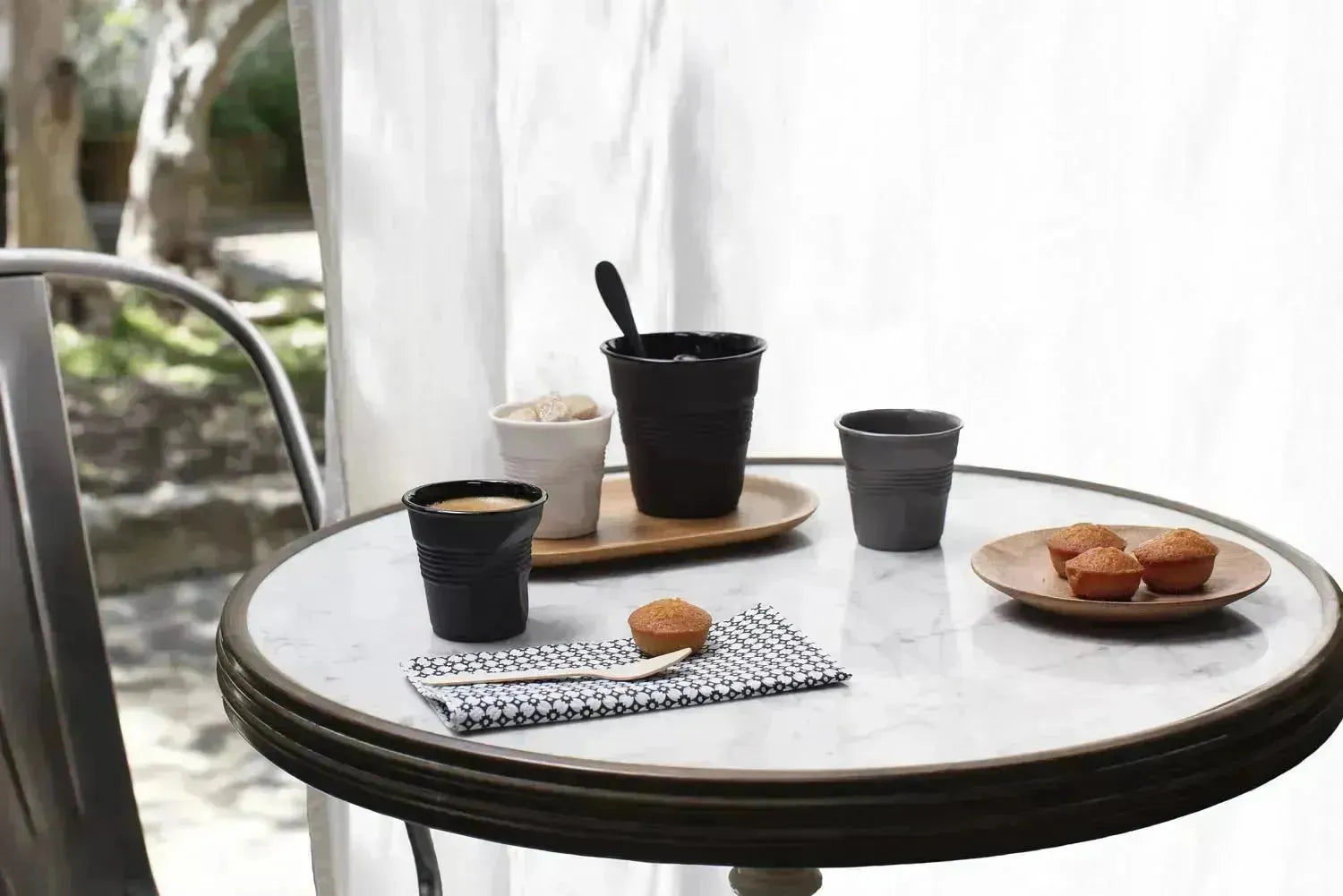 Stilvoller 18cl Porzellanbecher von Revol in verbrannter Erde, perfekt für Cappuccino, mit einzigartigem Knitterlook.