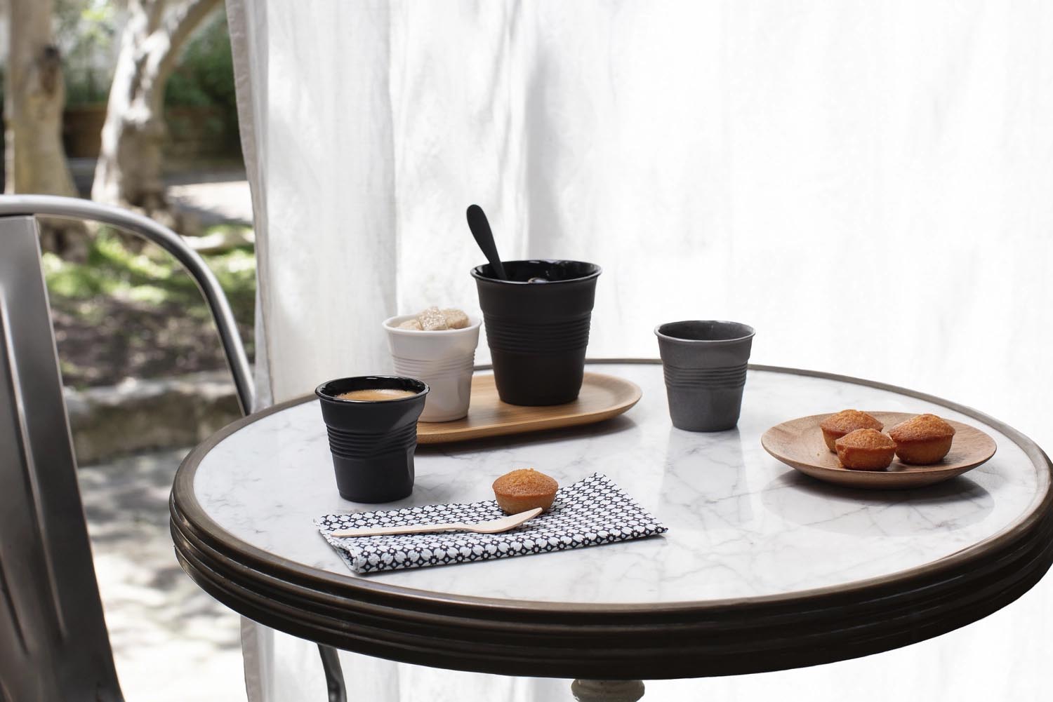 Stilvoller Froisse Knitterbecher (18cl) in erdigen Farben, perfekt für Cappuccino, vereint modernes Design mit organischen Oberflächen.