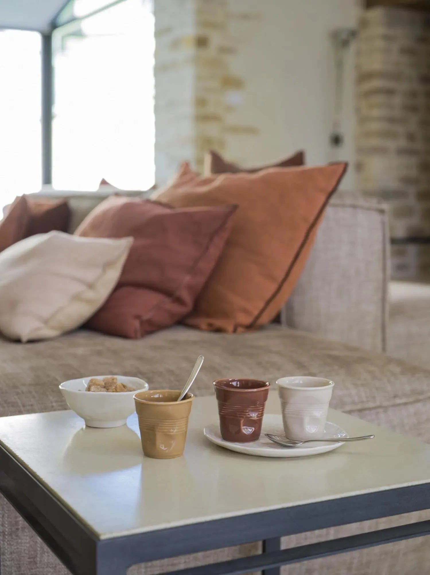Eleganter 18cl Porzellanbecher von Revol in verbrannter Erde, ideal für Cappuccino, mit markantem Knitterdesign.