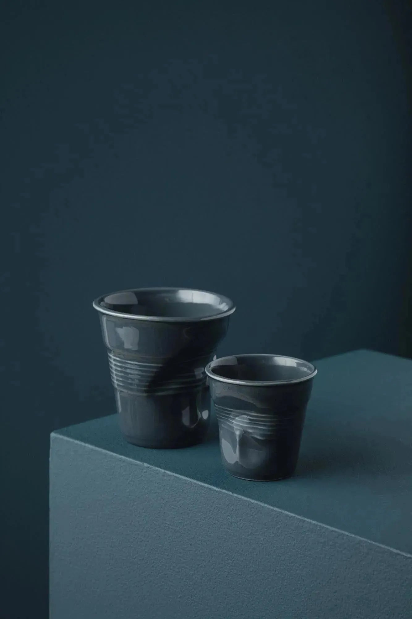 Eleganter Knitterbecher aus abyssblauem Porzellan, 8cl, ideal für Espresso. Stilvolles und robustes Design von Revol.