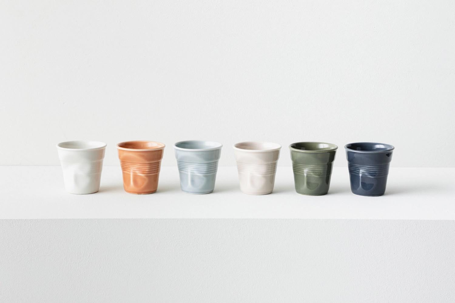 Eleganter Knitterbecher aus Porzellan in abyssblau, 8cl, ideal für Espresso. Stilvolles Design von Revol, robust und einzigartig.