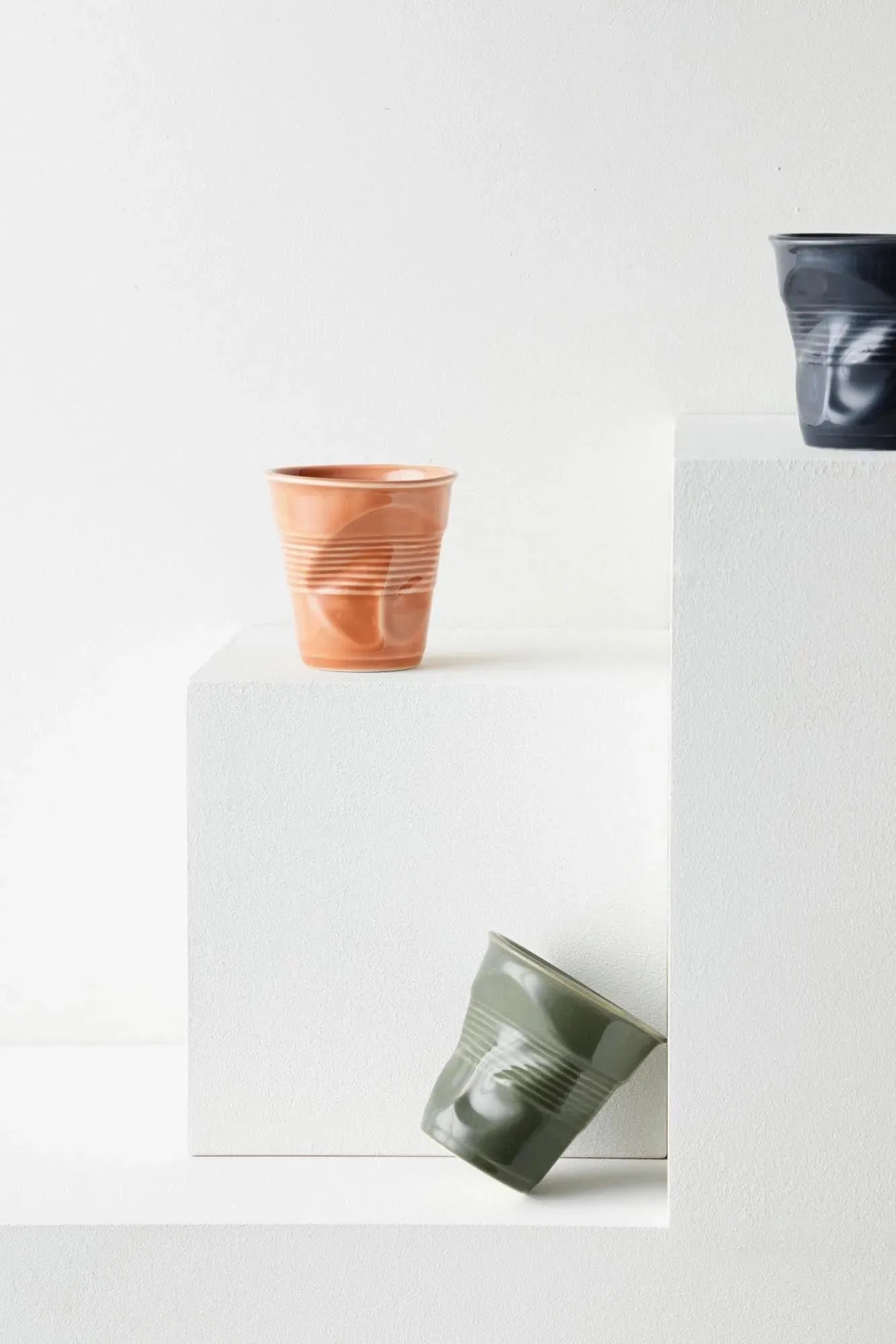 Der gelbe Froisse Knitterbecher Espresso 8cl von Revol vereint originelles Design mit erstklassiger Porzellanverarbeitung.