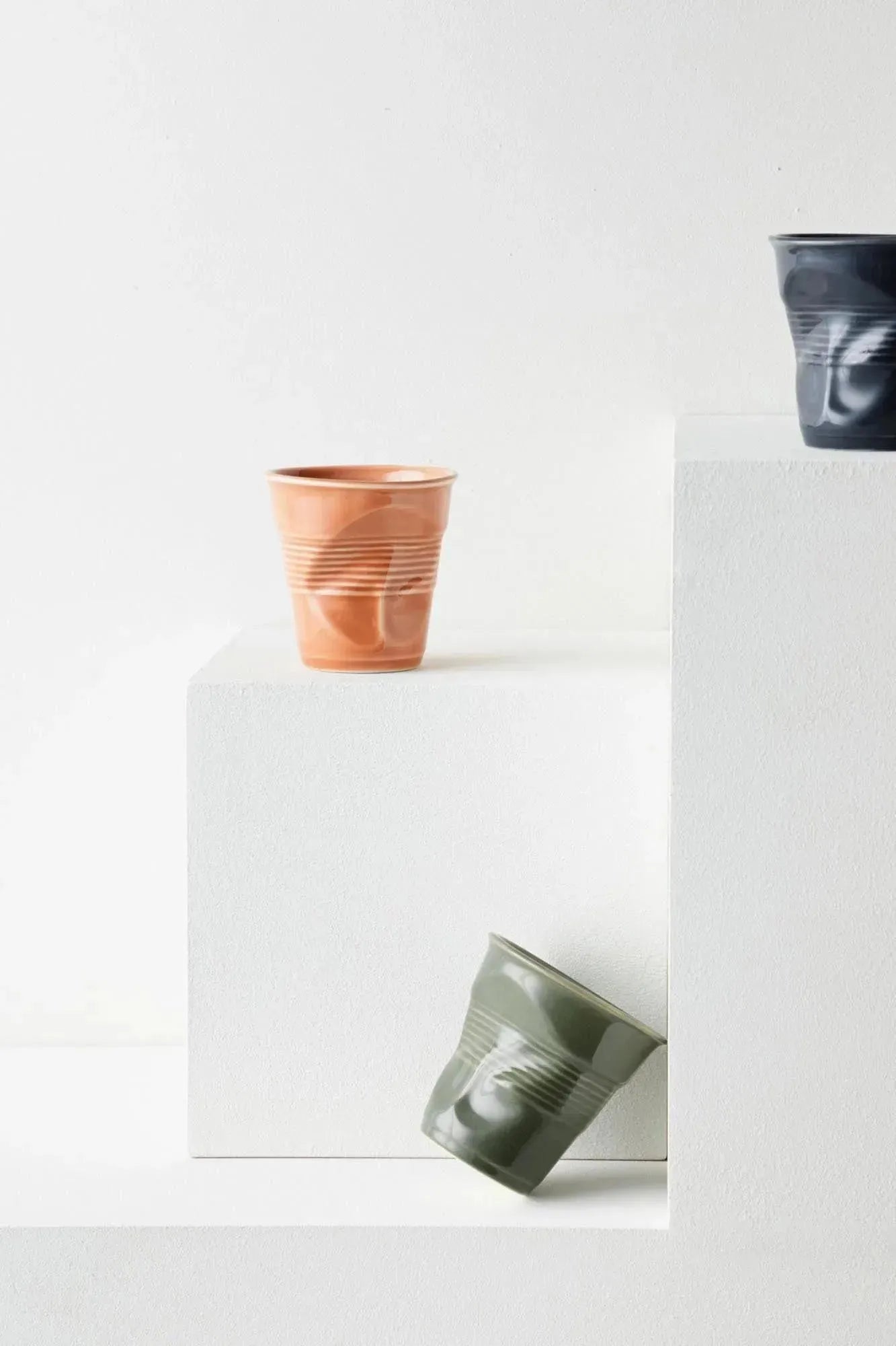 Stilvoller 8cl Knitterbecher aus Porzellan in Aurora Rose von Revol, perfekt für Espresso. Einzigartiges und modernes Design.