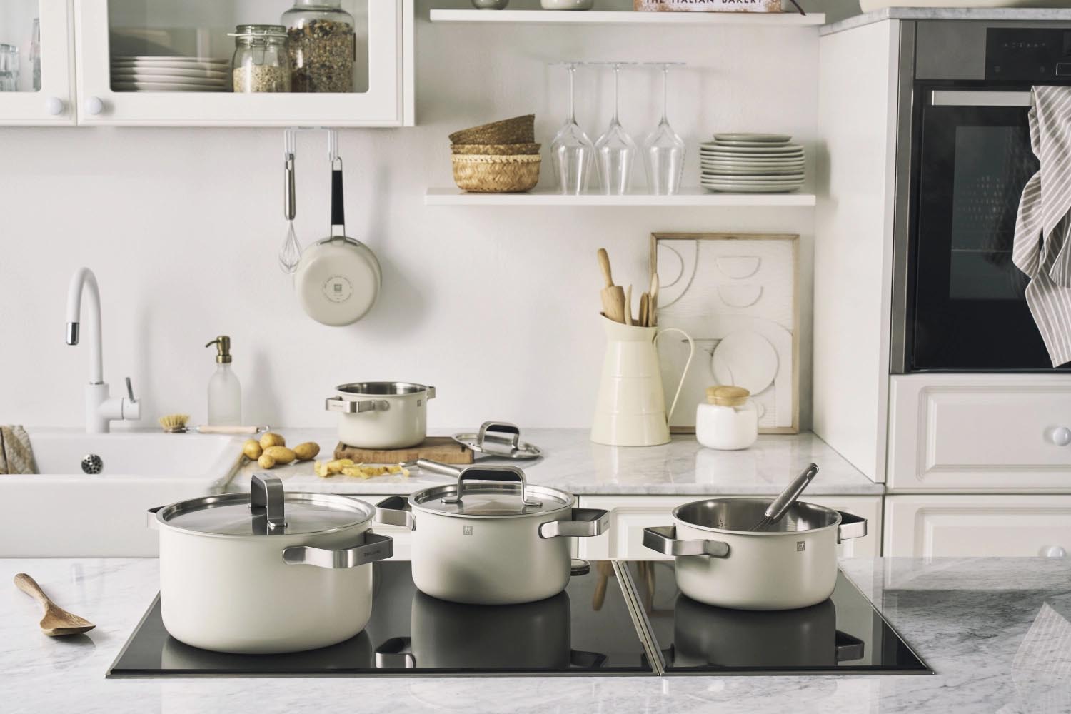 Elegantes 3-teiliges Kochgeschirrset in Elfenbeinweiß von Zwilling, ideal für stilvolles und effizientes Kochen.