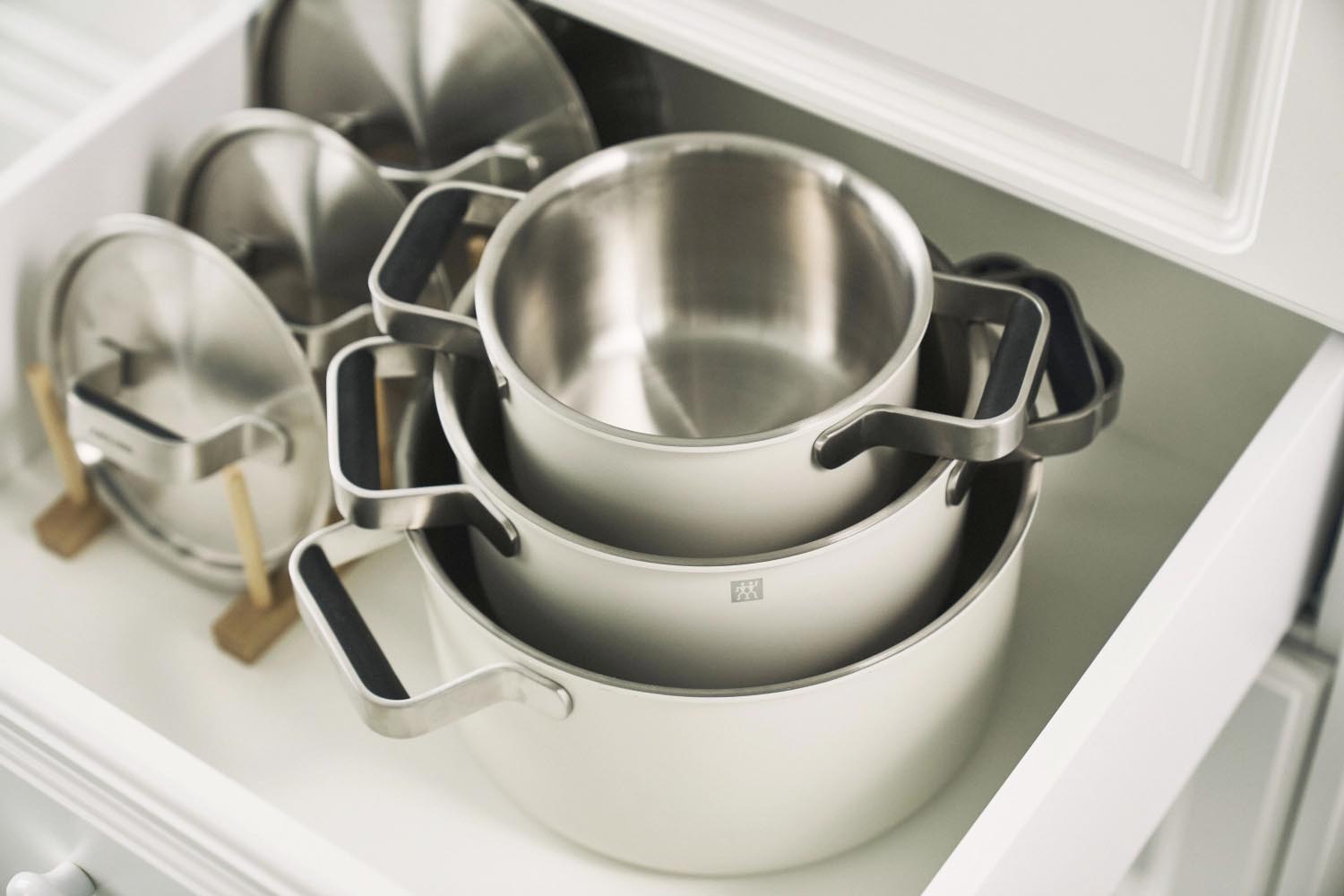 Hochwertiges 3-teiliges Kochgeschirrset von Zwilling in Elfenbeinweiß, perfekt für modernes und elegantes Kochen.