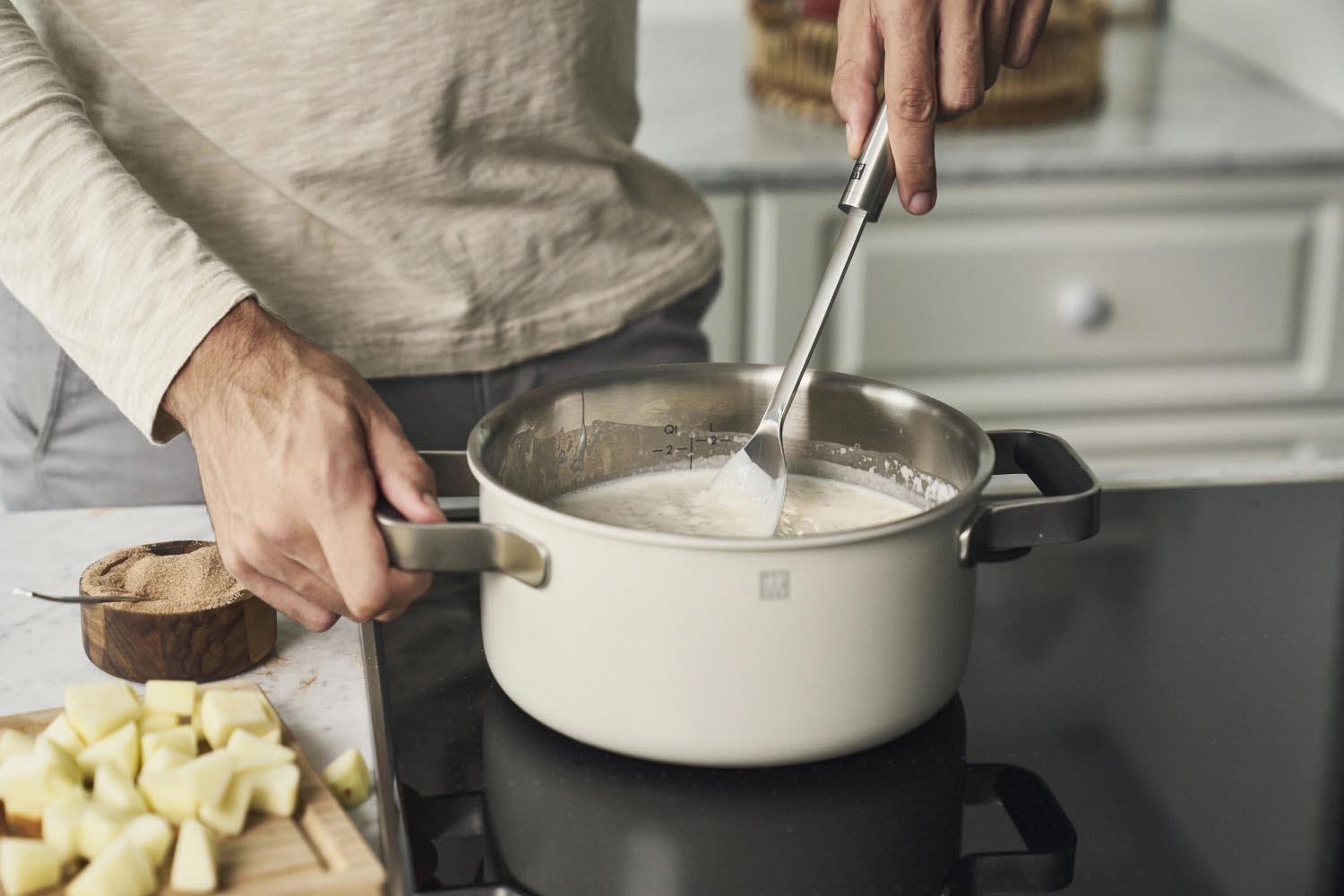 5-teiliges Kochgeschirrset von Zwilling in Elfenbeinweiß, perfekt für stilvolles Kochen und hochwertige Zubereitung.