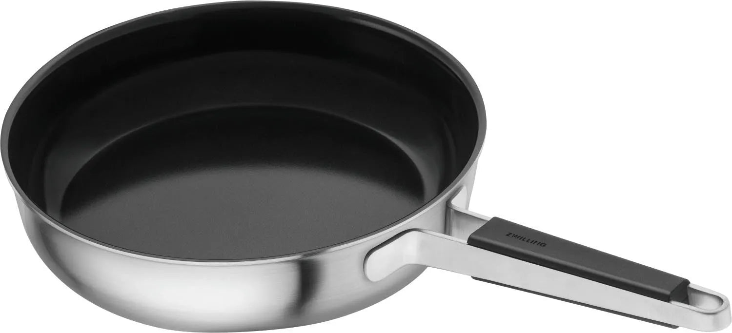 Pure Bratpfanne 24cm in Silber präsentiert im Onlineshop von KAQTU Design AG. Bratpfanne ist von Zwilling
