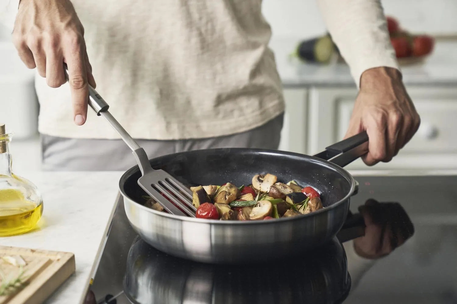 Zwilling Pure Bratpfanne 24cm: Hochwertige Edelstahlpfanne, ideal für gleichmäßiges Braten und Kochen, langlebig und pflegeleicht.