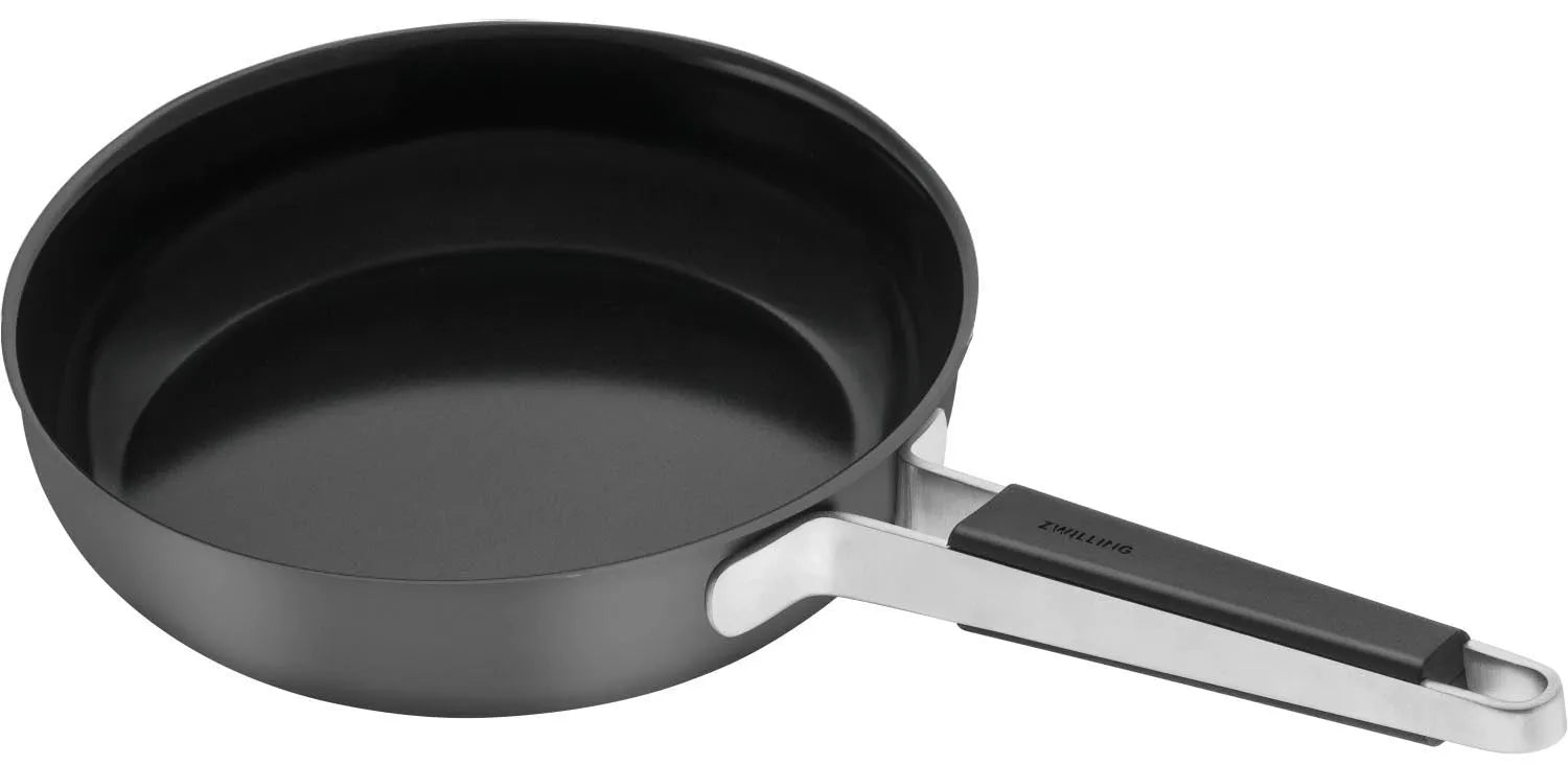Pure Bratpfanne 24cm Grau in Silber präsentiert im Onlineshop von KAQTU Design AG. Bratpfanne ist von Zwilling