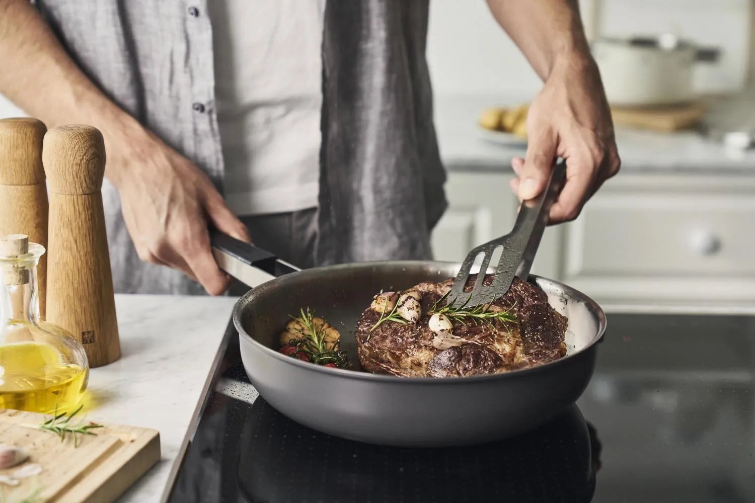 Die Zwilling Pure Bratpfanne 24cm in Grau bietet optimale Wärmeverteilung und ist ideal für gesundes und gleichmäßiges Braten.