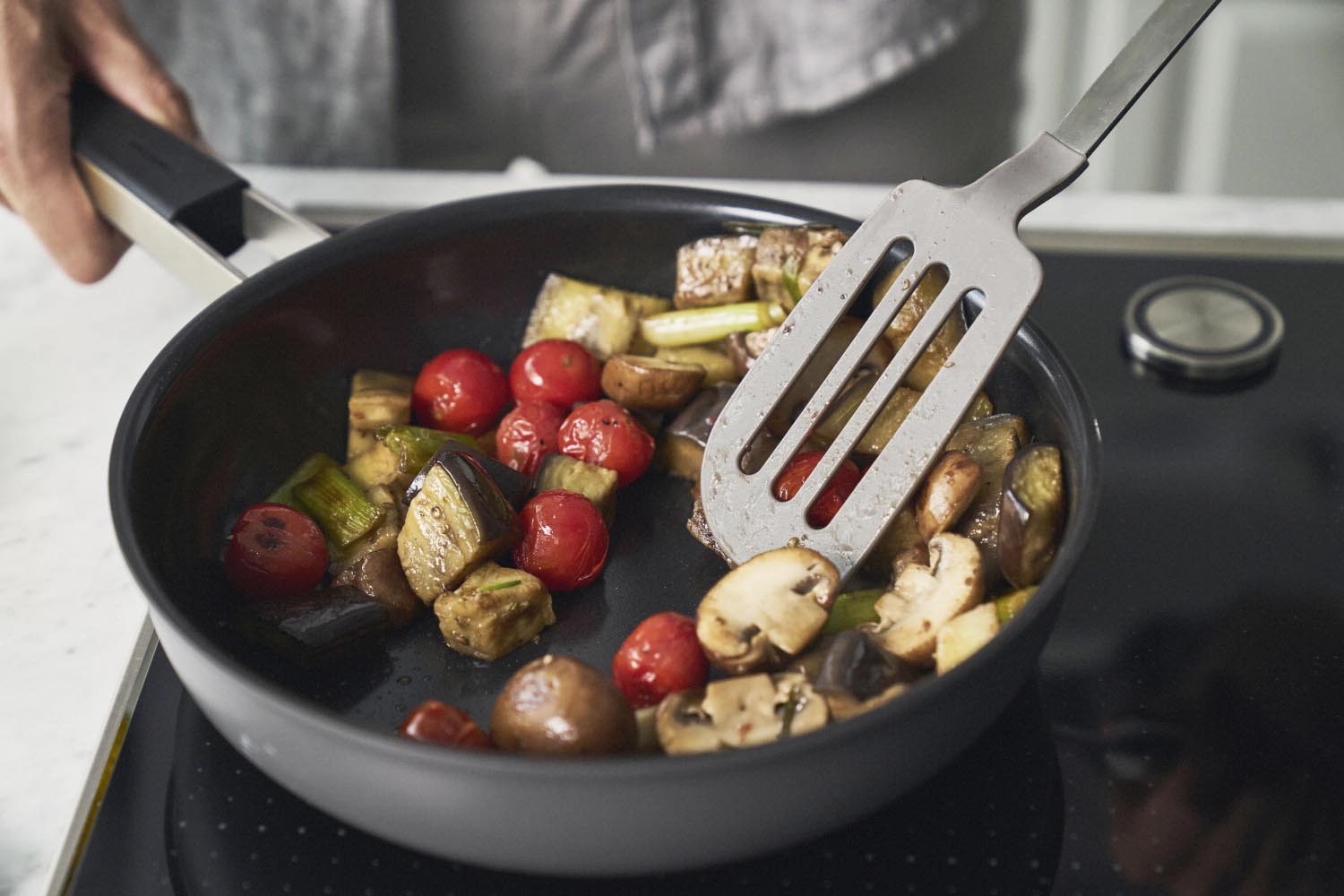Die Zwilling Pure Bratpfanne 24cm in Grau überzeugt durch gleichmäßige Wärmeverteilung und ist perfekt für gesundes Braten.
