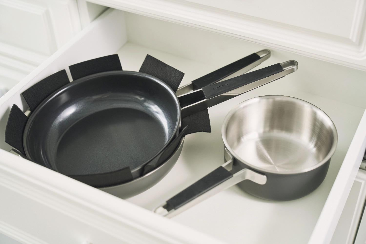 Die Zwilling Pure Bratpfanne 28cm in Grau bietet optimale Hitzeverteilung und ist ideal für fettarmes und gleichmäßiges Braten.