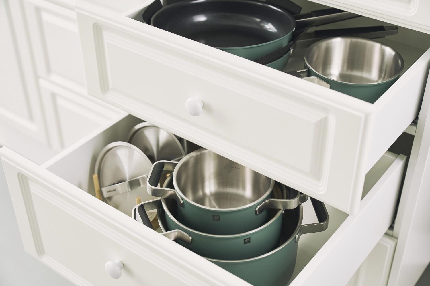 Elegantes 3-teiliges Kochgeschirrset in Grün von Zwilling, perfekt für kreatives Kochen und moderne Kücheneinrichtungen.