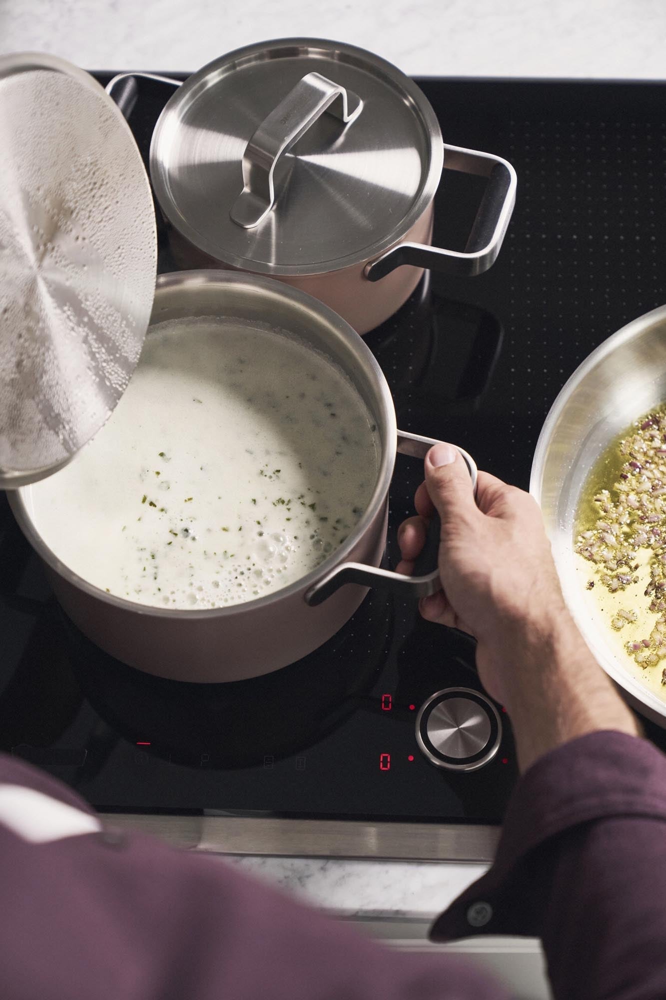 Elegantes 3-teiliges Kochgeschirrset in Rosa von Zwilling, ideal für stilvolles Kochen und Backen in Ihrer Küche.