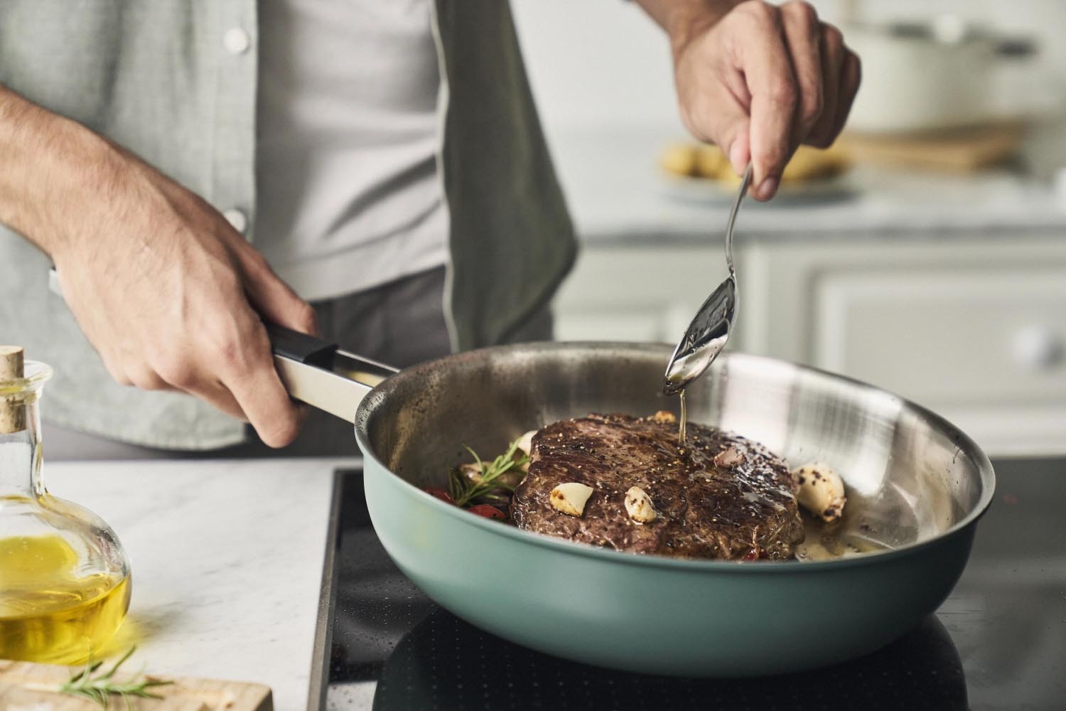 Die unbeschichtete Pure Bratpfanne 28cm in Grün von Zwilling bietet optimale Hitzeverteilung und ist ideal für knuspriges Braten.