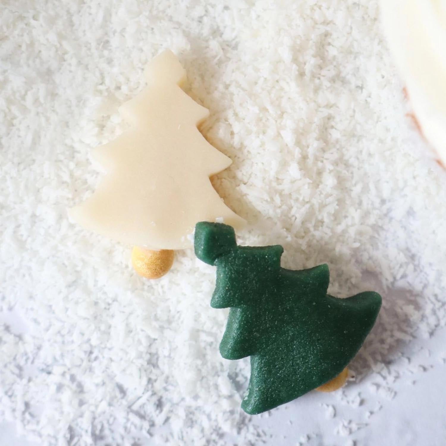 Weihnachtlicher Marzipandekor in Tannenbaumform, 22g, ideal für festliche Backkreationen und Dekorationen von Scrap Cooking.