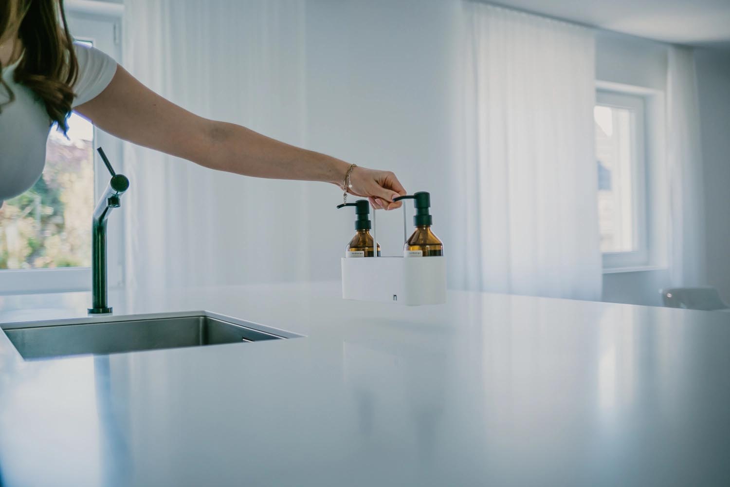 Moderner Spülbecken Organizer in Weiß von Nordesign, perfekt für eine stilvolle und ordentliche Küchengestaltung.