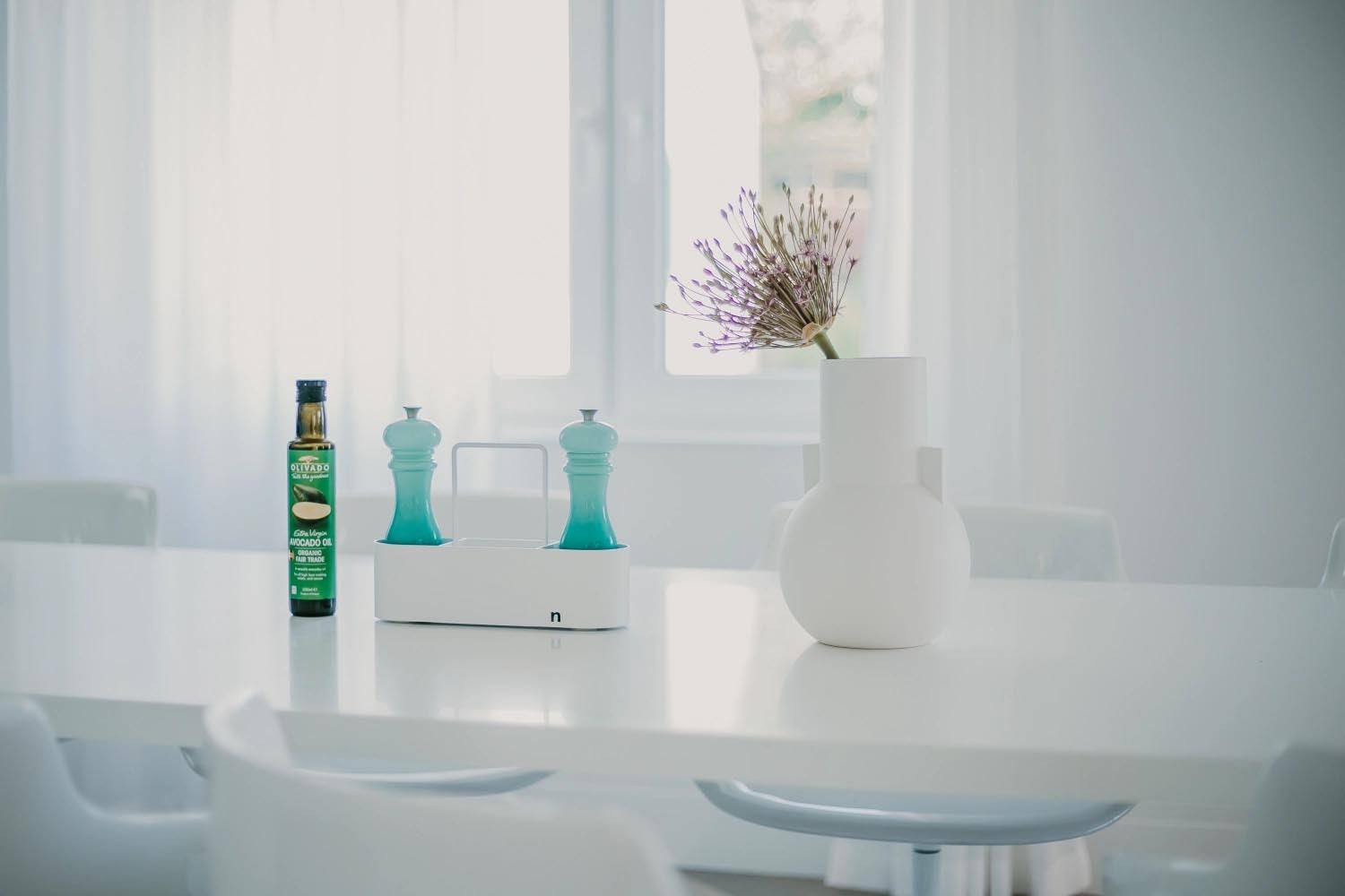 Eleganter weißer Spülbecken Organizer von Nordesign, ideal für eine aufgeräumte und moderne Küche mit Stil.