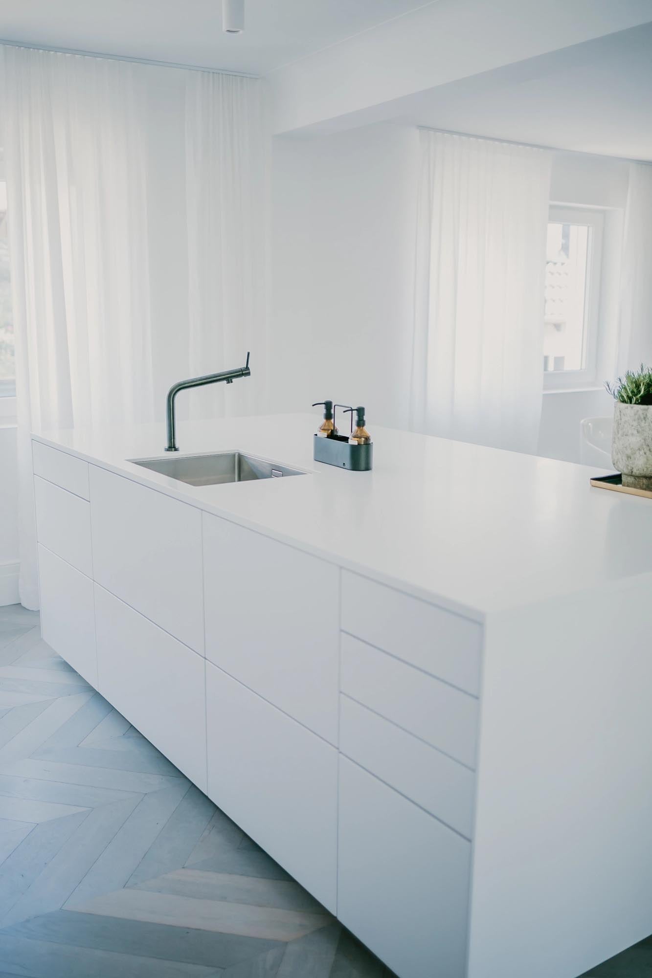 Moderner Spülbecken Organizer in Weiß von Nordesign, perfekt für eine aufgeräumte und stilvolle Küche.