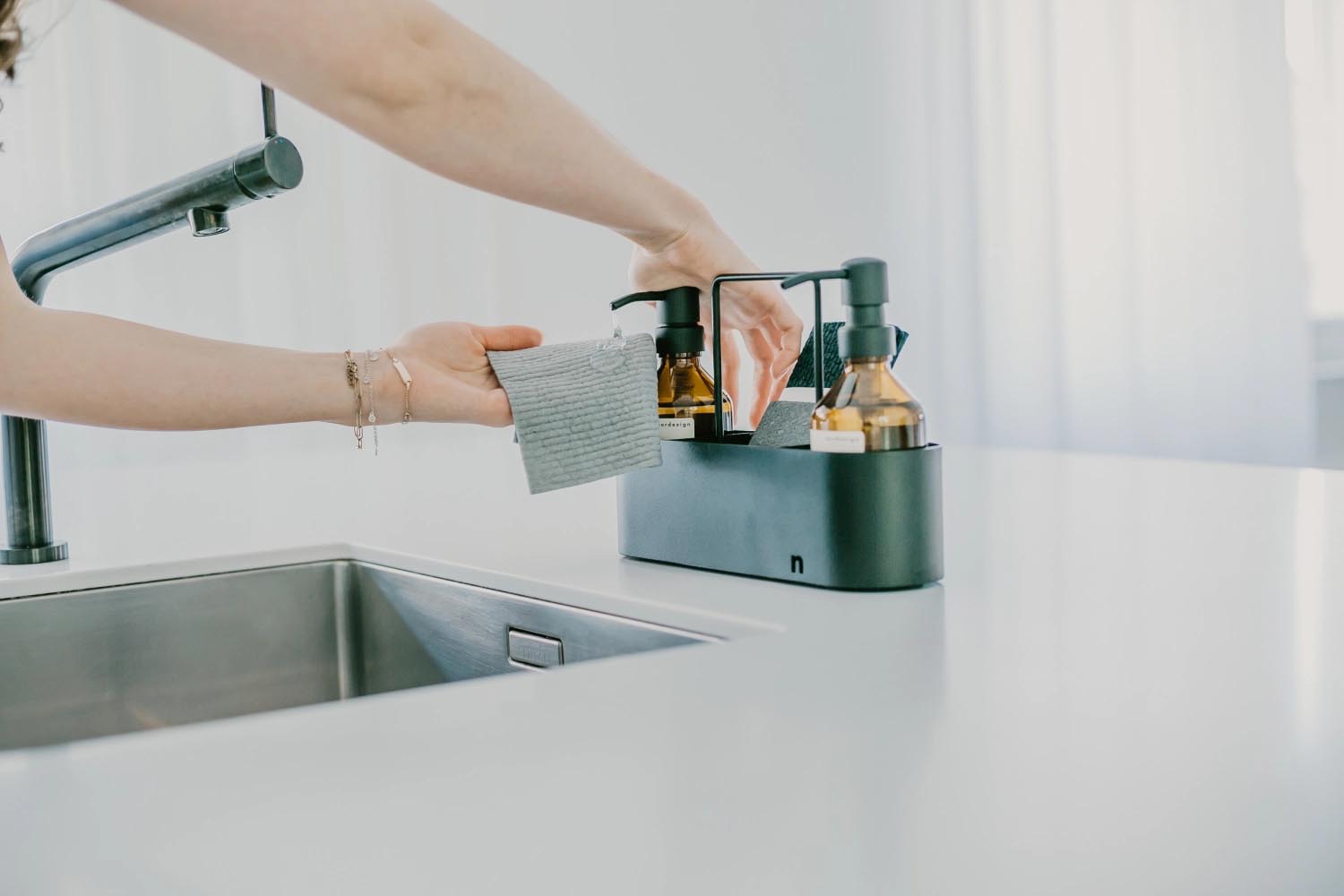 Eleganter Spülbecken Organizer in reinem Weiß von Nordesign, ideal für Ordnung und Stil in Ihrer modernen Küche.