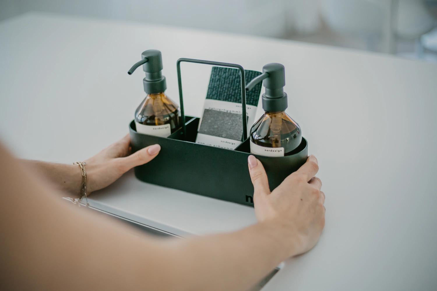 Eleganter weißer Spülbecken Organizer von Nordesign, ideal für eine aufgeräumte und moderne Küche mit Stil.