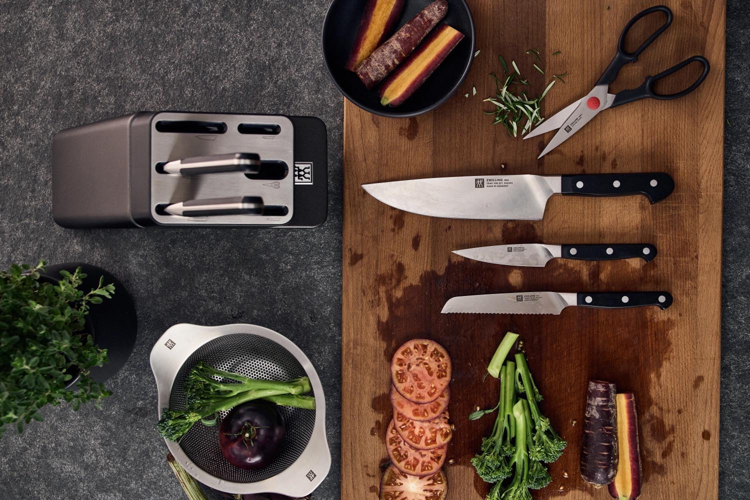 7-teiliges Messerblock-Set von Zwilling mit selbstschärfenden Klingen, ideal für präzises Schneiden und modernes Küchendesign.