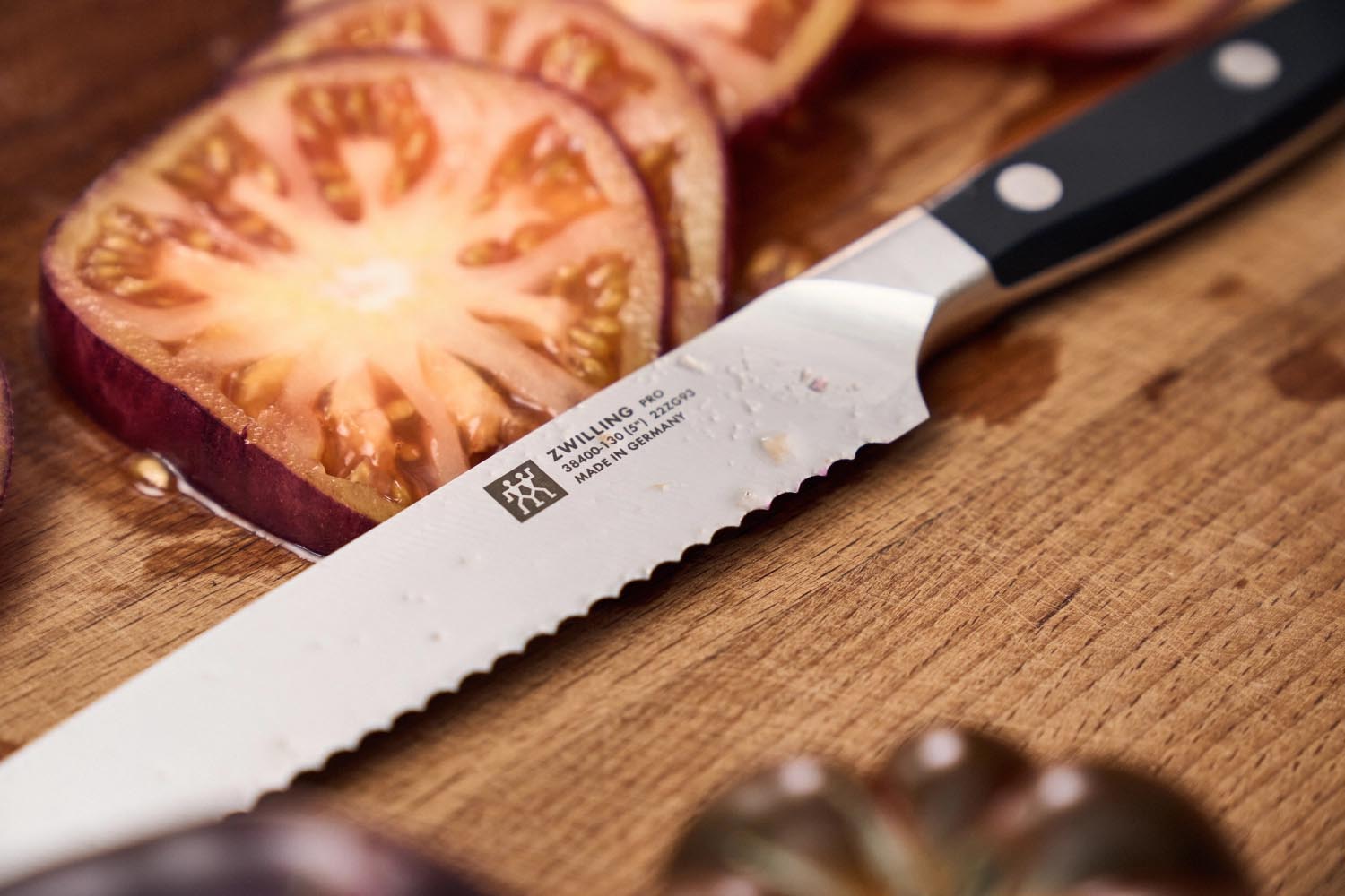 7-teiliges Zwilling Messerblock-Set mit innovativer Selbstschärfung, perfekt für präzises Schneiden und stilvolle Küchen.