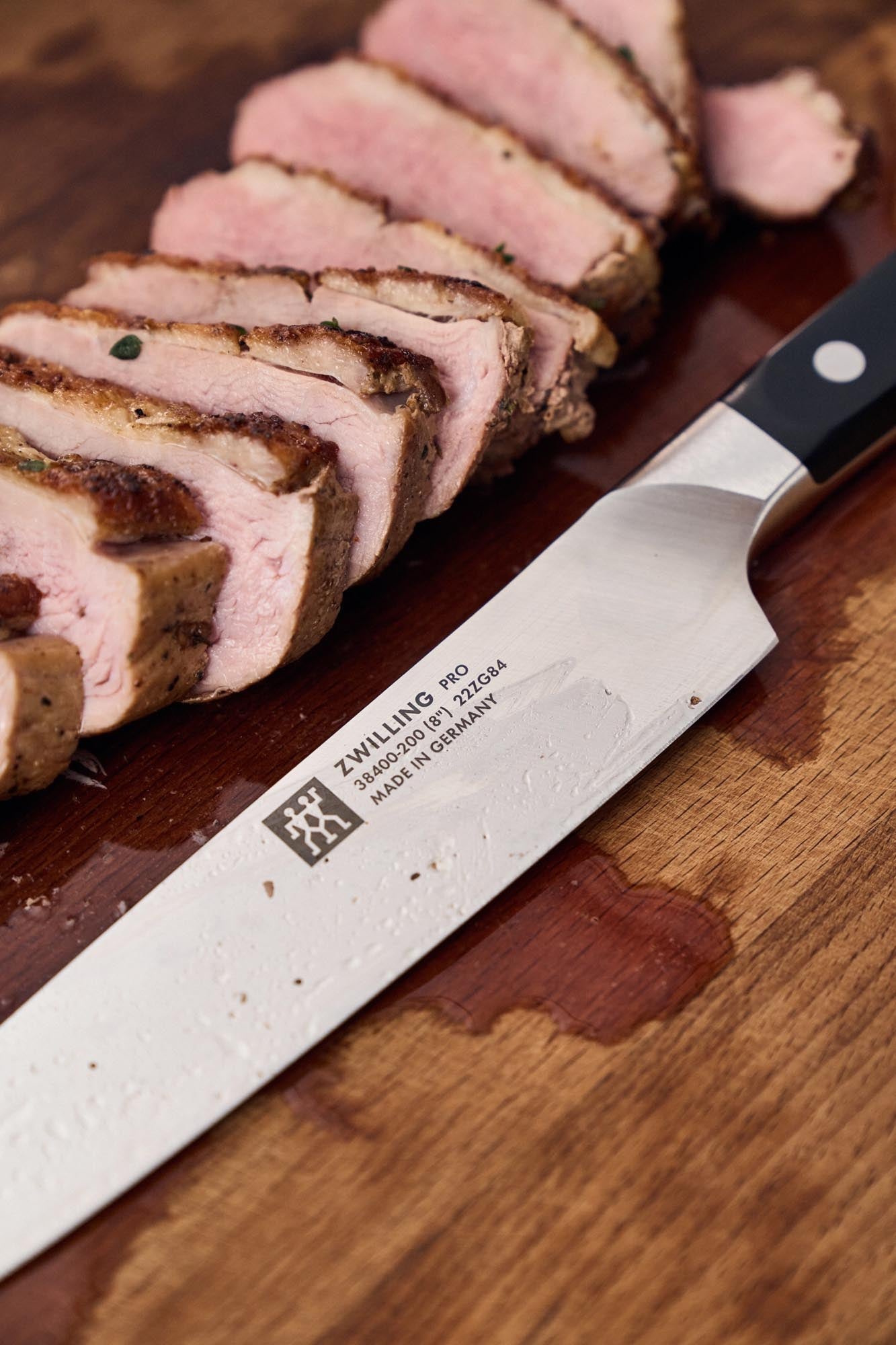 7-teiliges Messerblock-Set von Zwilling mit selbstschärfender Technologie, ideal für präzises Schneiden und modernes Küchendesign.