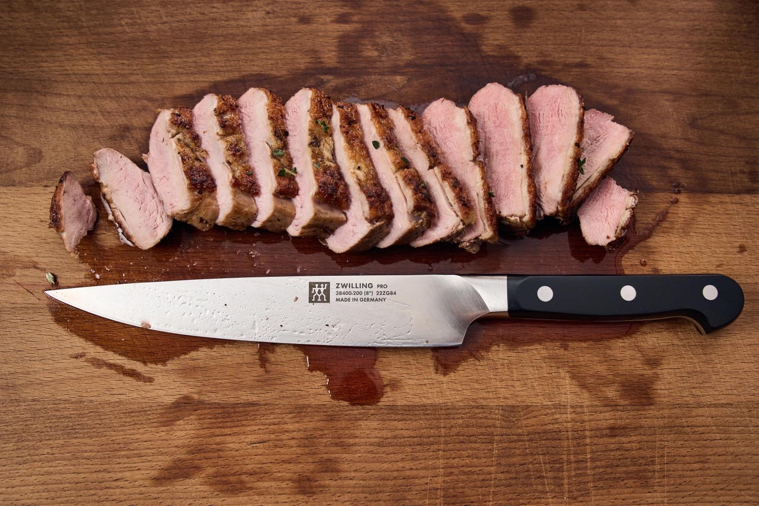 7-teiliges Zwilling Messerblock-Set mit innovativer Selbstschärfung, perfekt für präzises Schneiden und stilvolle Küchen.