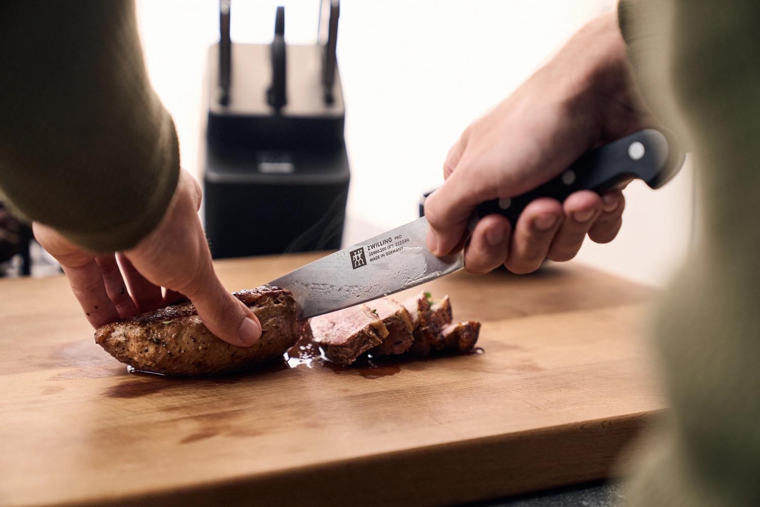 7-teiliges Messerblock-Set von Zwilling mit selbstschärfender Technologie, ideal für präzises Schneiden und modernes Küchendesign.
