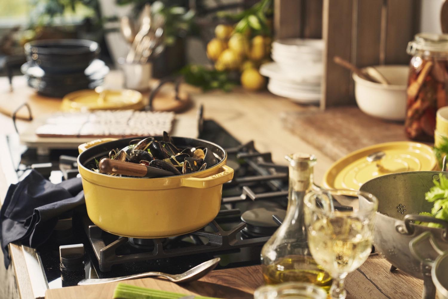 Erleben Sie die Staub Cocotte 24 cm in Citron: Hochwertiges Gusseisen für perfekte Garergebnisse und ein stilvolles Kocherlebnis.