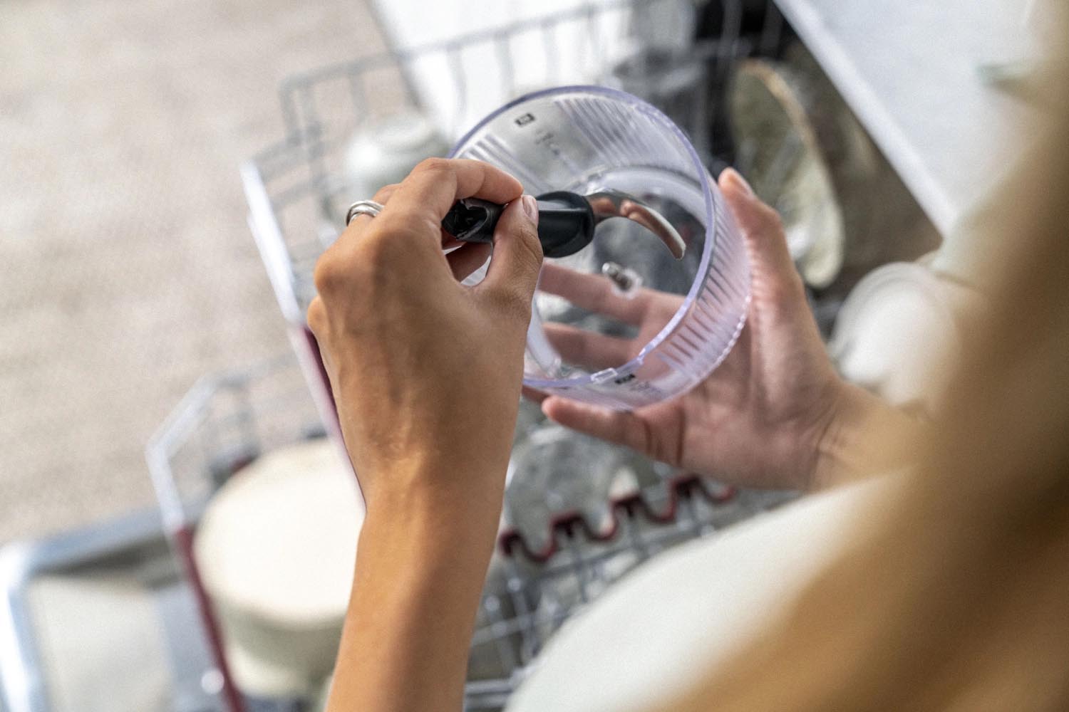 Kompakter Zwilling Enfinigy Häcksler in Weiß, ideal für effizientes Zerkleinern und Mixen von Zutaten in Ihrer Küche.