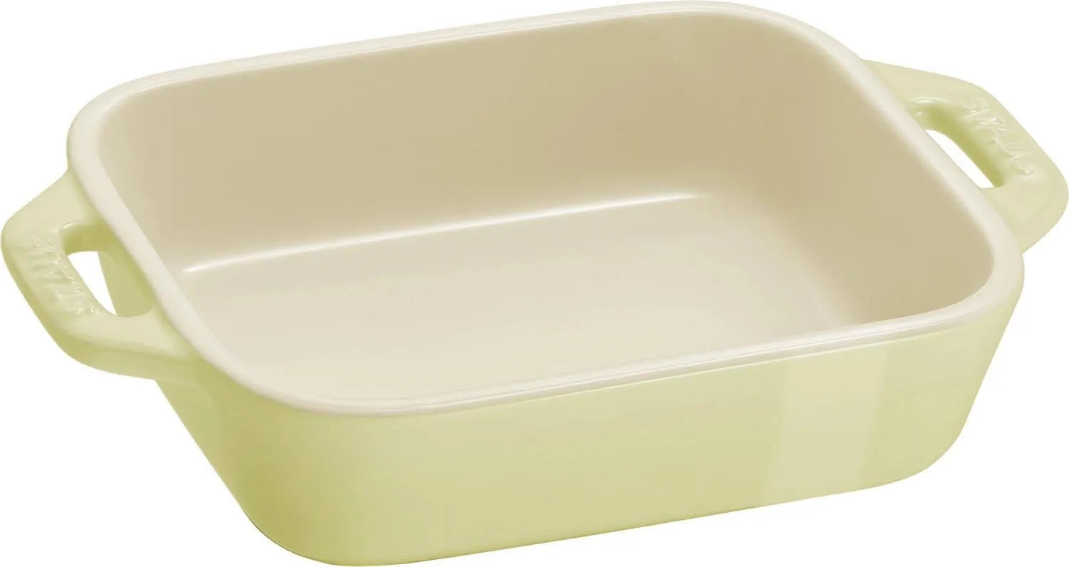 Elegantes 2-teiliges Keramik-Ofenformset von Staub in Hellgrün, ideal für Backen und Servieren, Maße: 14x11 & 20x16 cm.