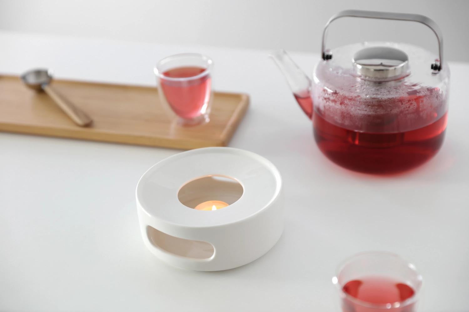 Weisses Porzellan-Teestövchen, 14 cm Durchmesser, 5,6 cm hoch, minimalistisches Design, perfekt für stilvolle Teemomente.