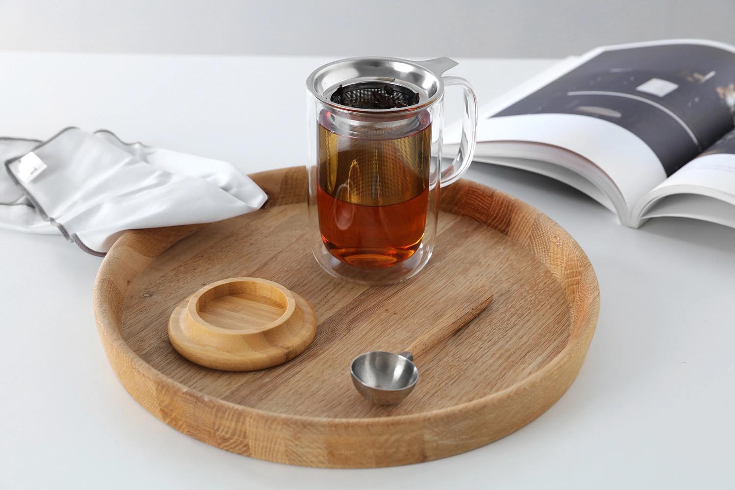 Elegante 500ml doppelwandige Teetasse mit Infuser von Viva, perfekt für stilvollen Teegenuss, hält Getränke warm und modern.