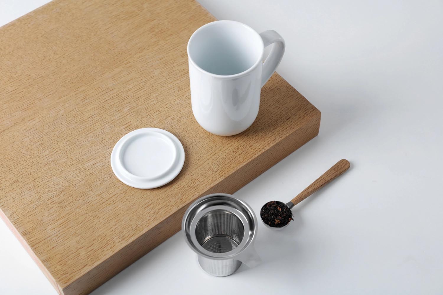 Stilvolle 500ml Teetasse aus weissem Porzellan, 14cm hoch, von Viva. Ideal für modernen Teegenuss und elegantes Design.