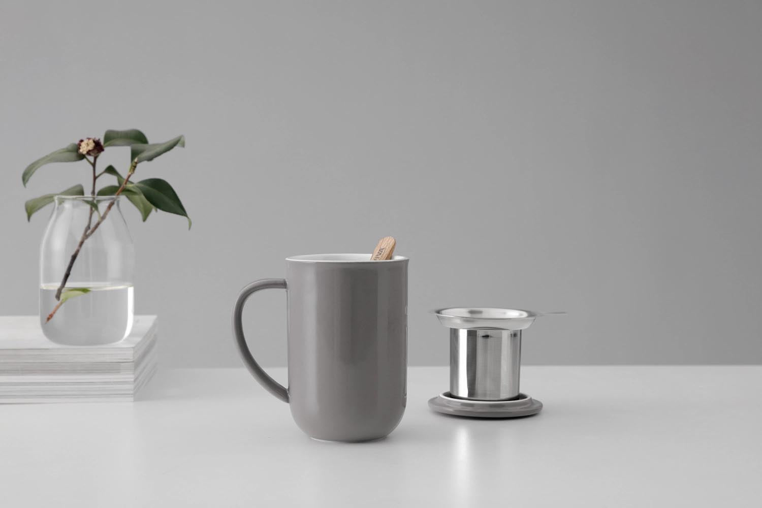 Schlichte graue Teetasse aus hochwertigem Porzellan, 500ml, 14cm hoch, ideal für entspannte Teestunden und modernes Ambiente.
