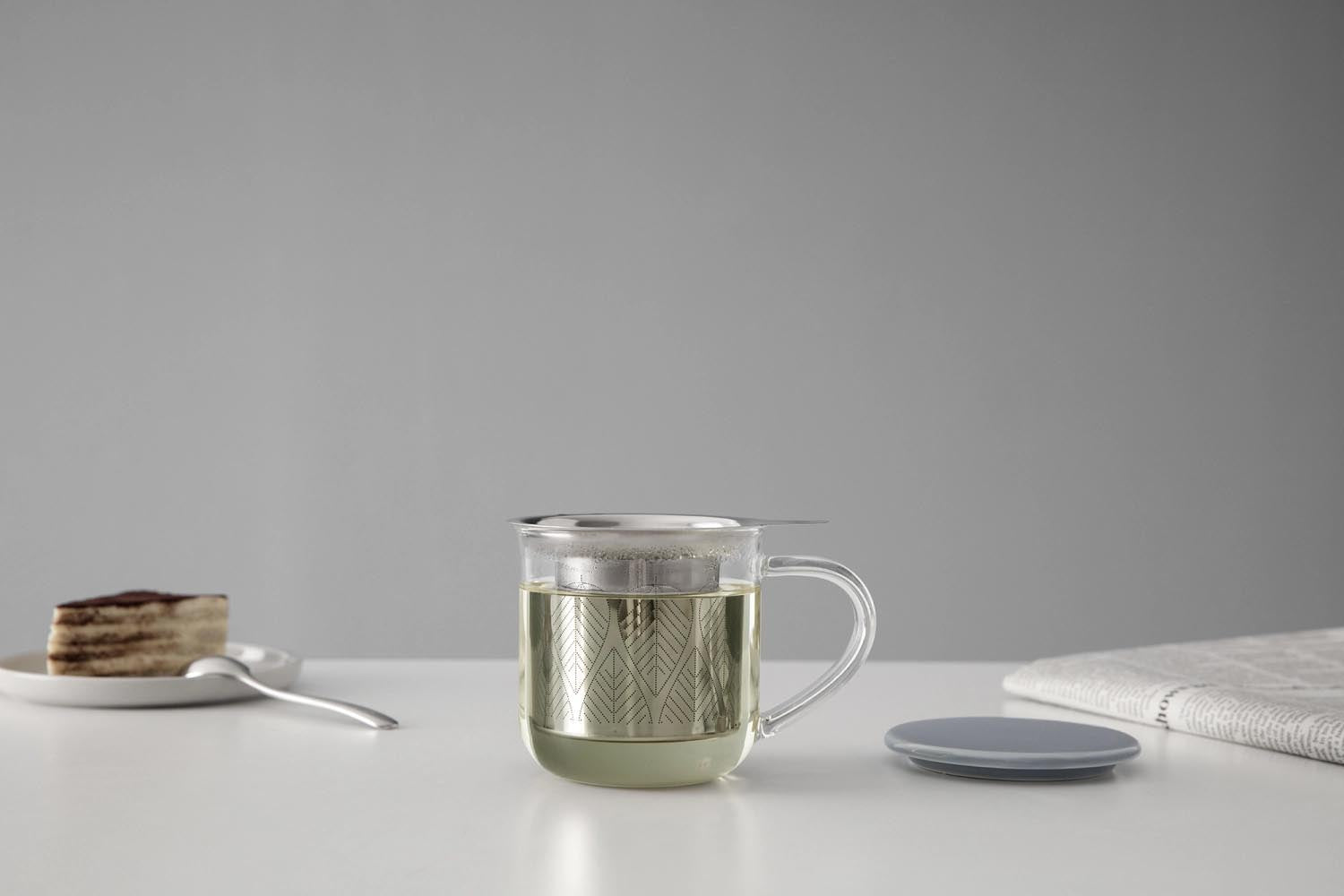 Stilvolle 400ml Teetasse aus hellblauem Borosilikatglas mit praktischem Infuser von Viva, ideal für Teeliebhaber.
