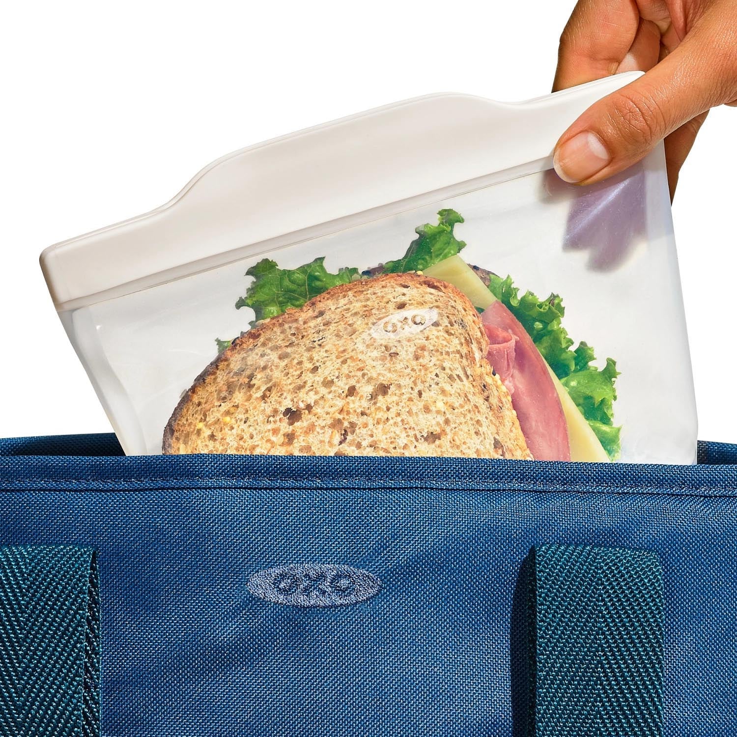 Die OXO Good Grips Silikon-Aufbewahrungstasche (825ml) ist ideal für Lebensmittel, auslaufsicher, langlebig und nachhaltig nutzbar.