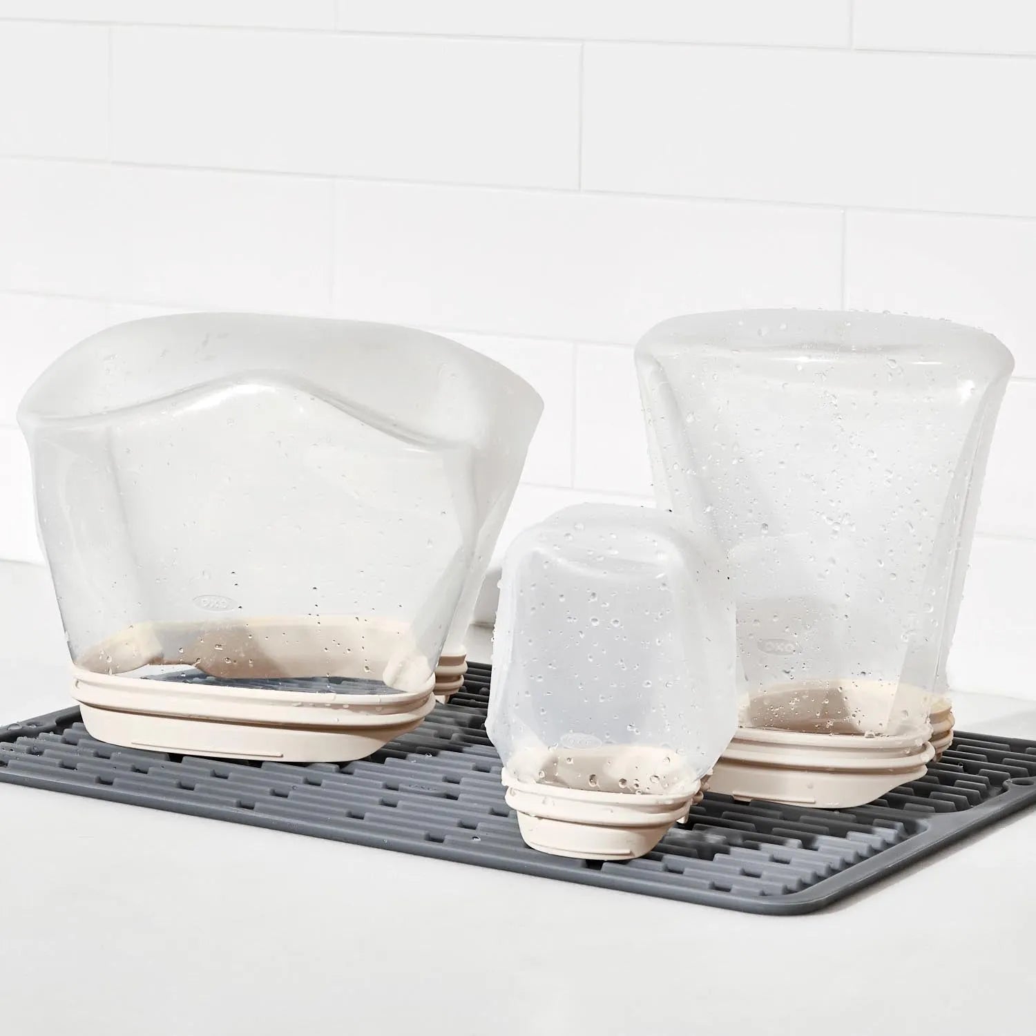 Die OXO Good Grips Silikon-Tasche (946ml) ist wiederverwendbar, auslaufsicher und perfekt zur Aufbewahrung von Lebensmitteln.