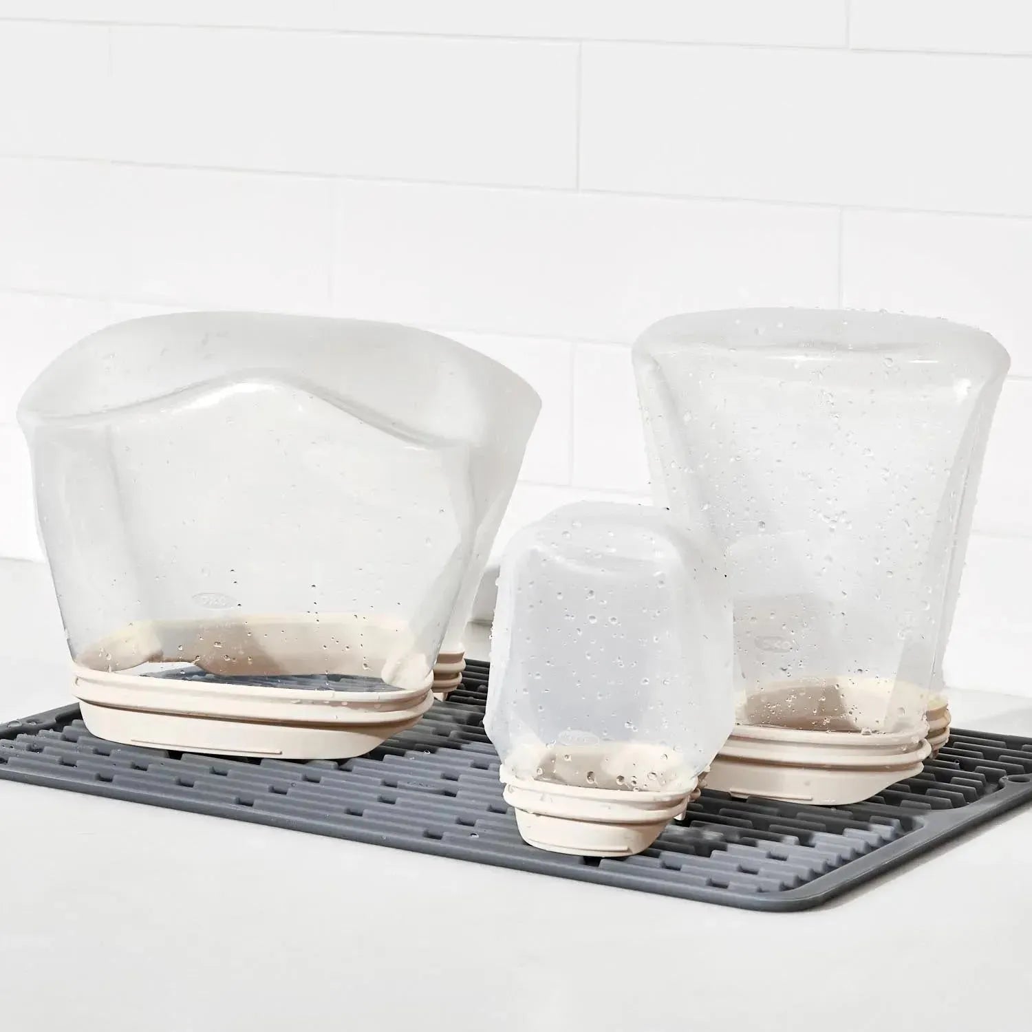 Die OXO Good Grips Silikon-Tasche (946ml) ist wiederverwendbar, auslaufsicher und perfekt zur Aufbewahrung von Lebensmitteln.